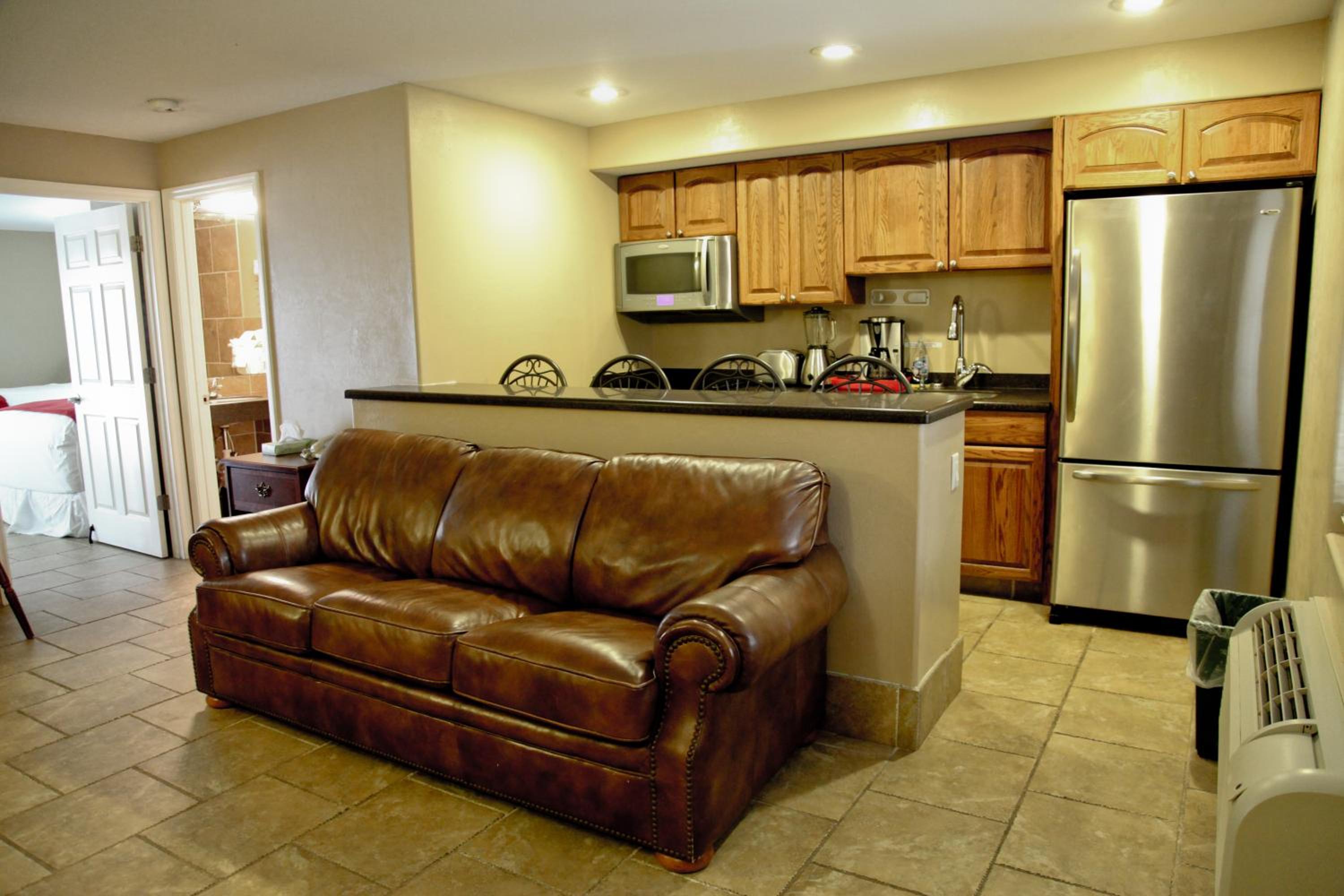 Deluxe Suite with Lake View - Photo 3