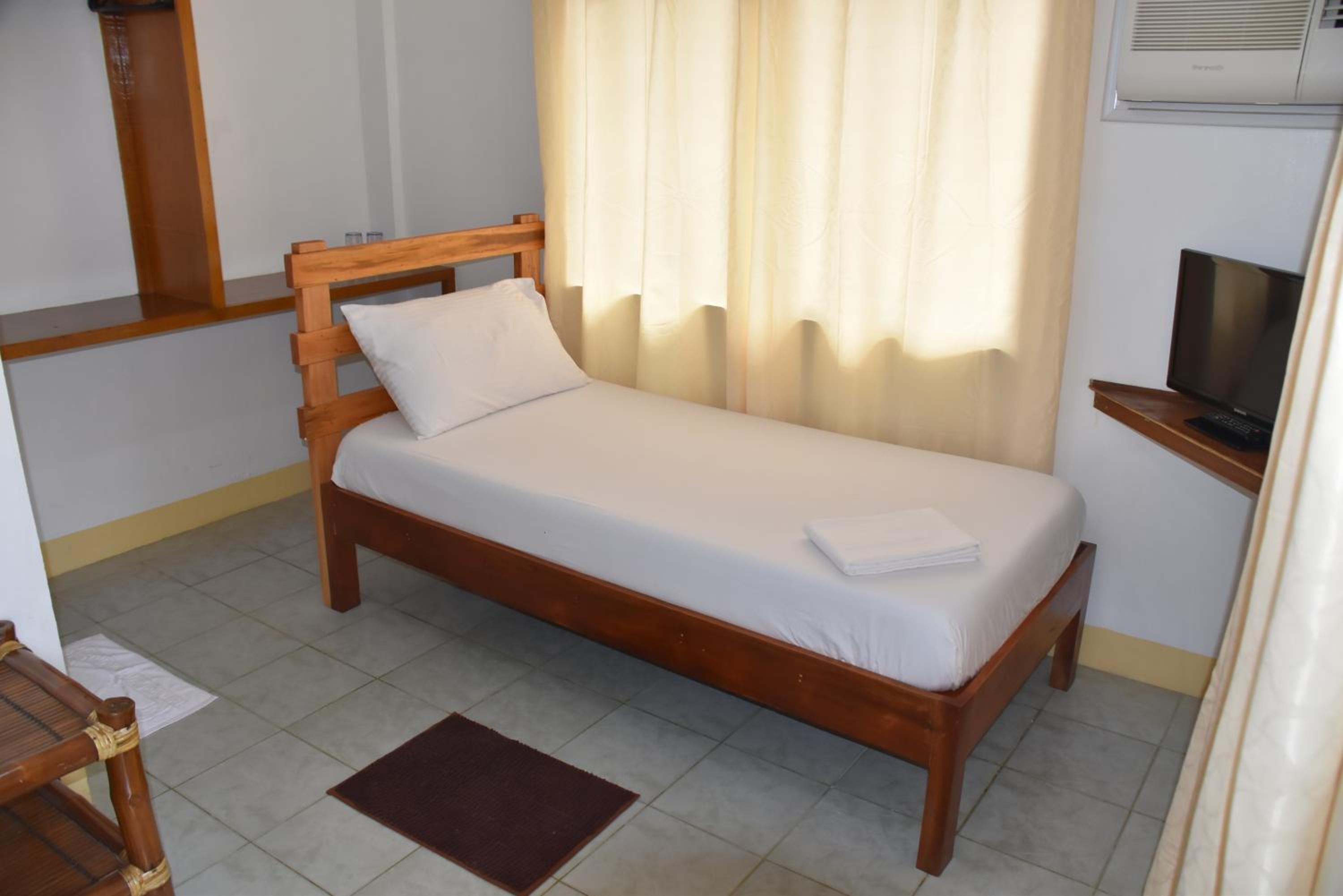 Twin Room with Balcony - Photo 8