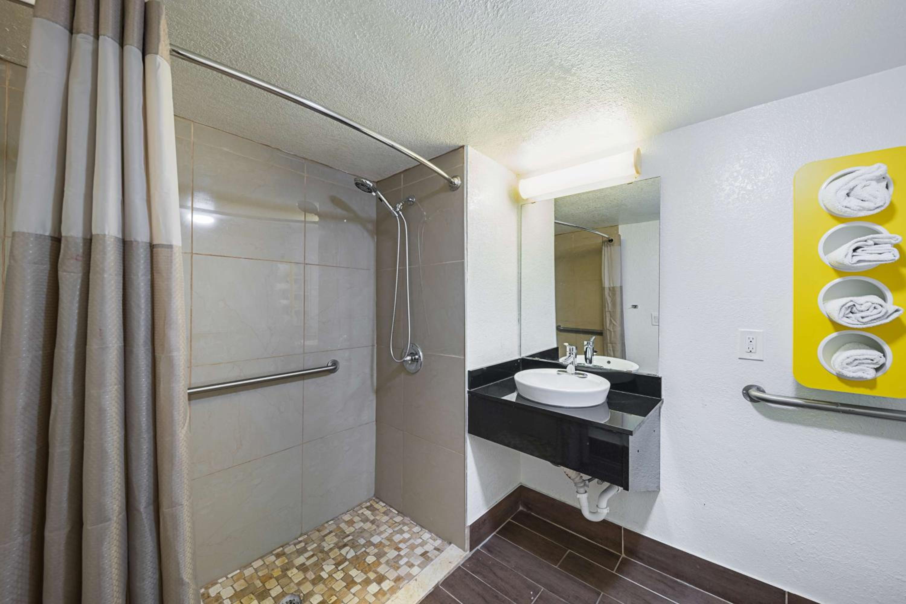 Quadruple Room - Disability Access - Non-Smoking - Photo 2