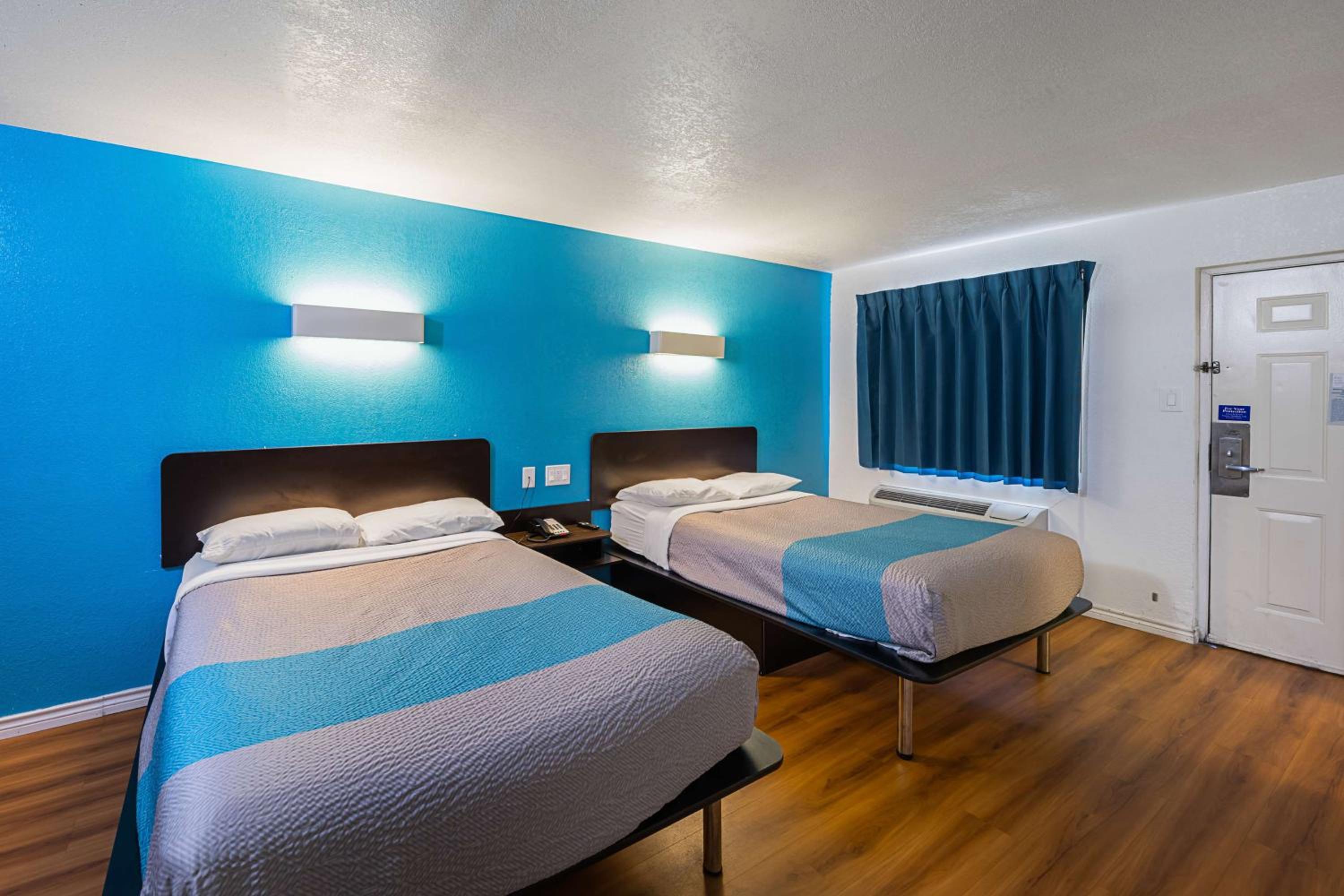 Quadruple Room - Smoking - Photo 1