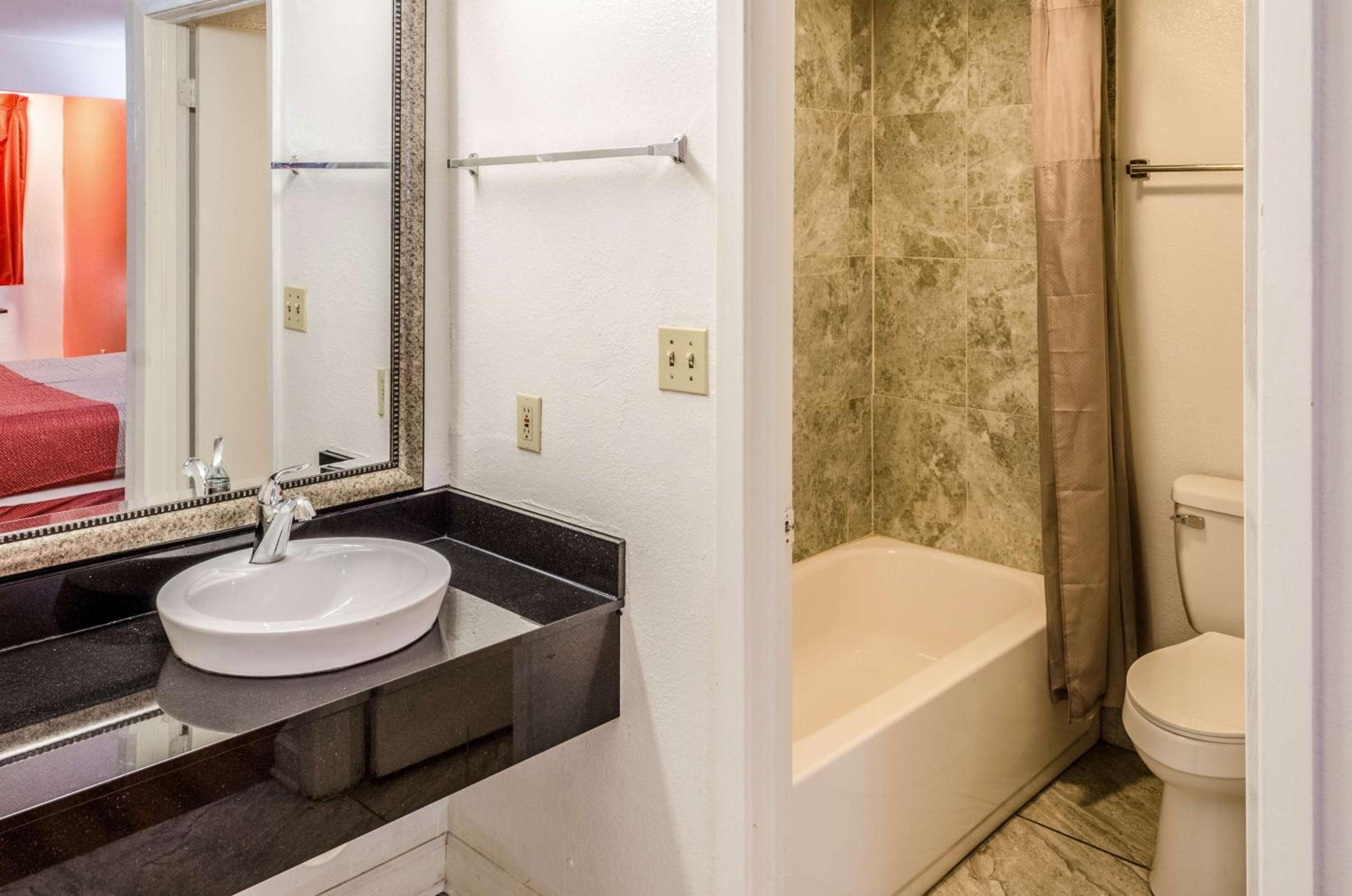 Deluxe King Room - Non-Smoking photo 2