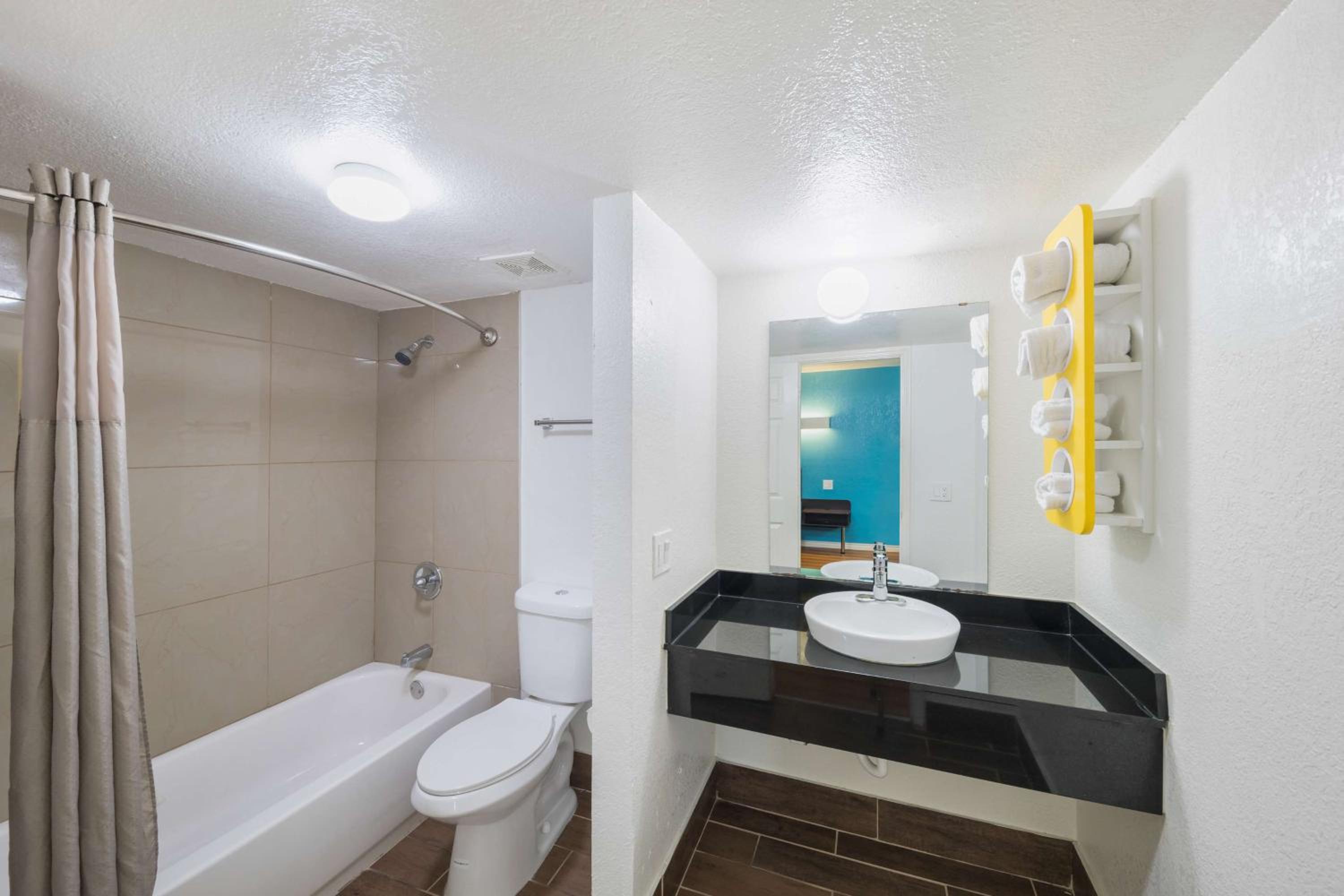 King Room - Non-Smoking - Photo 2