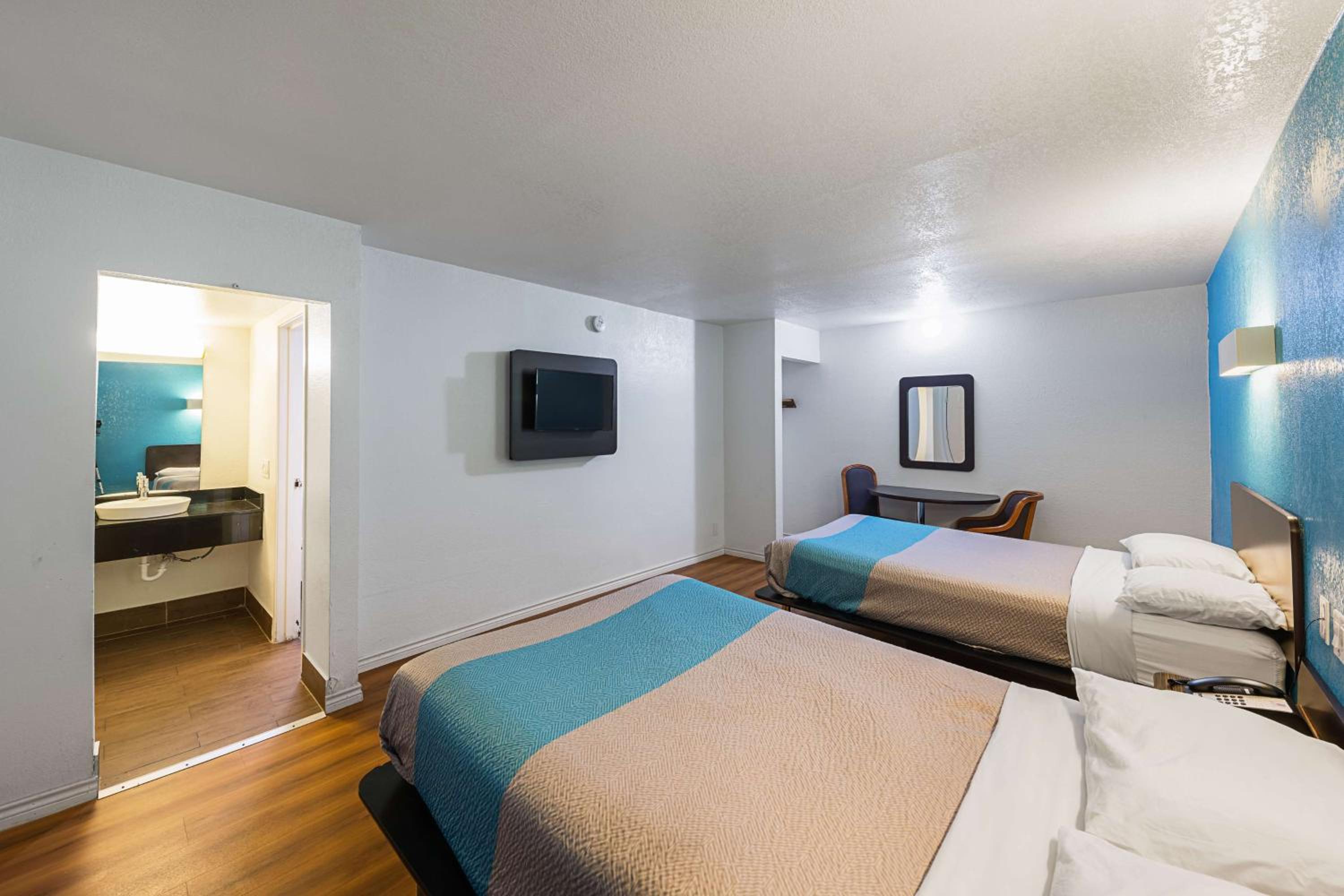 Quadruple Room - Smoking - Photo 3