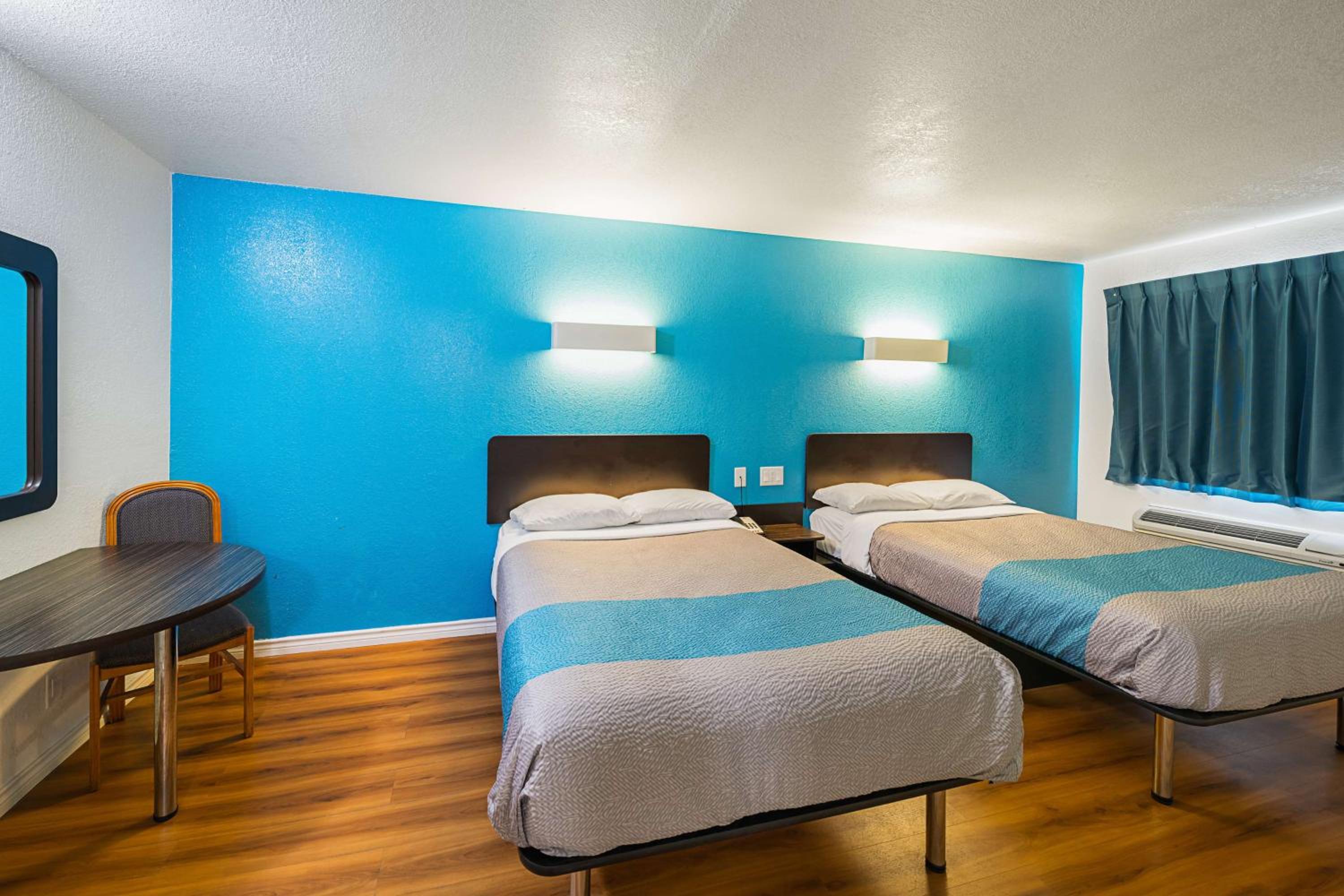 Quadruple Room - Smoking - Photo 4