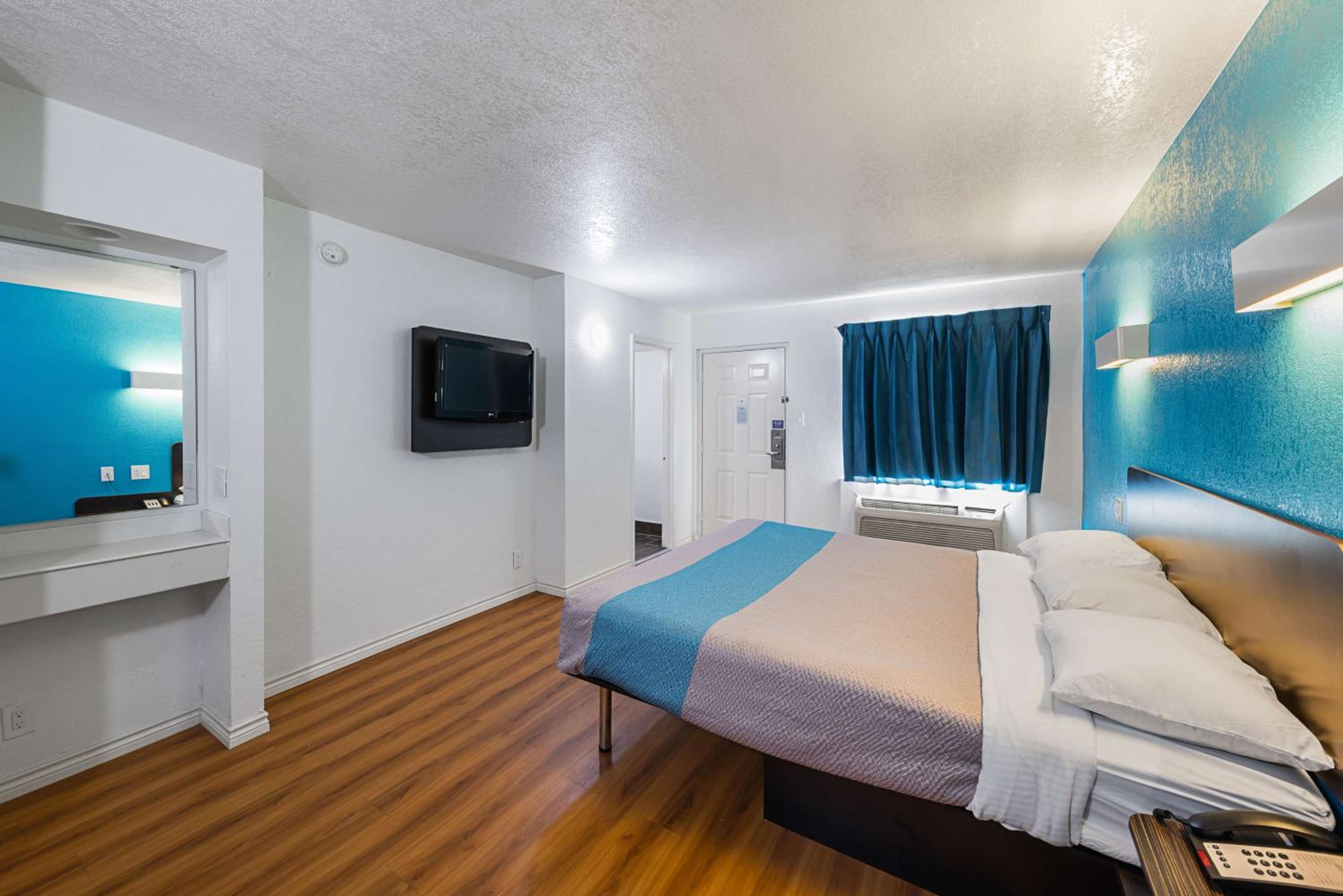 King Room - Non-Smoking - Photo 1