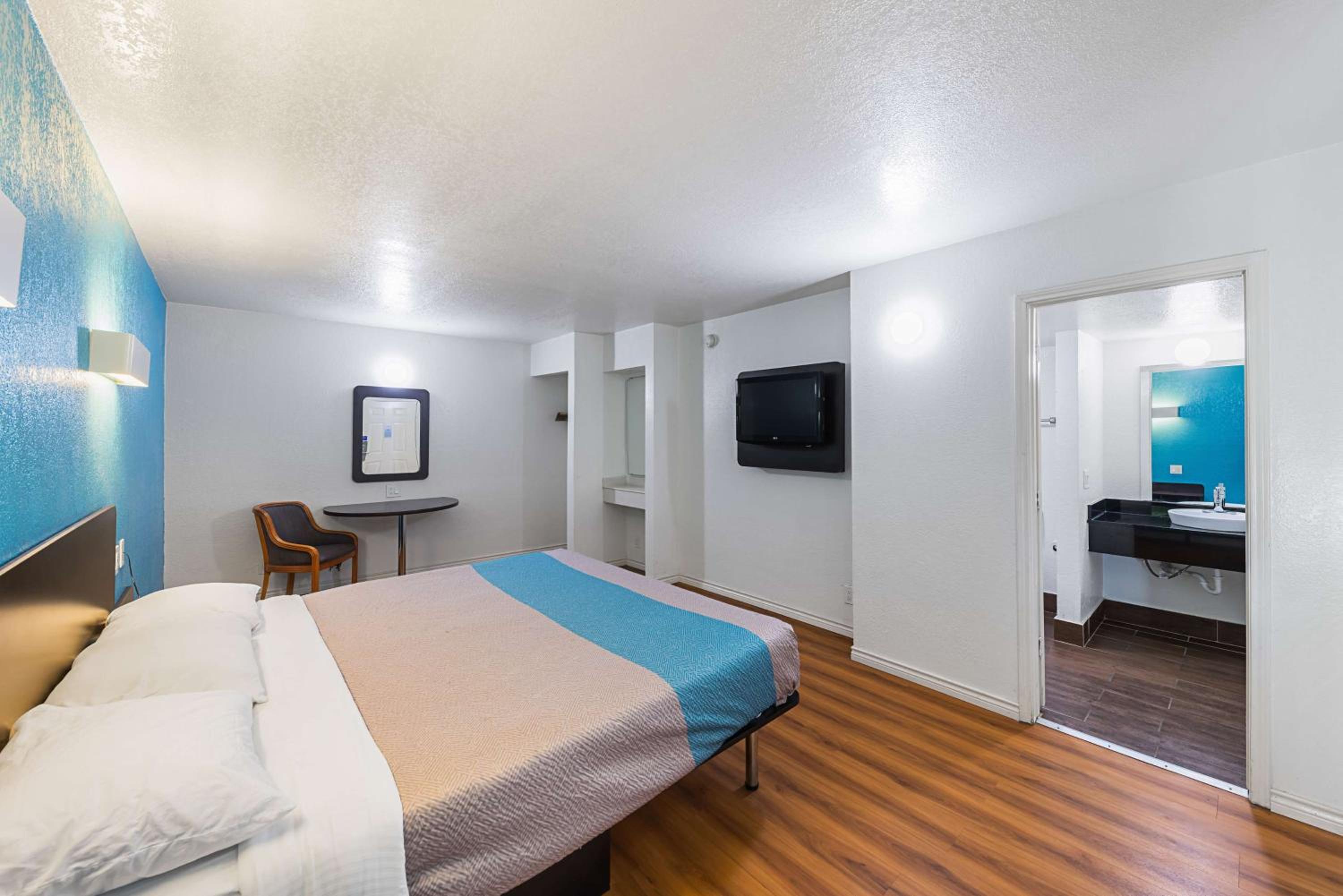 King Room - Non-Smoking - Photo 6