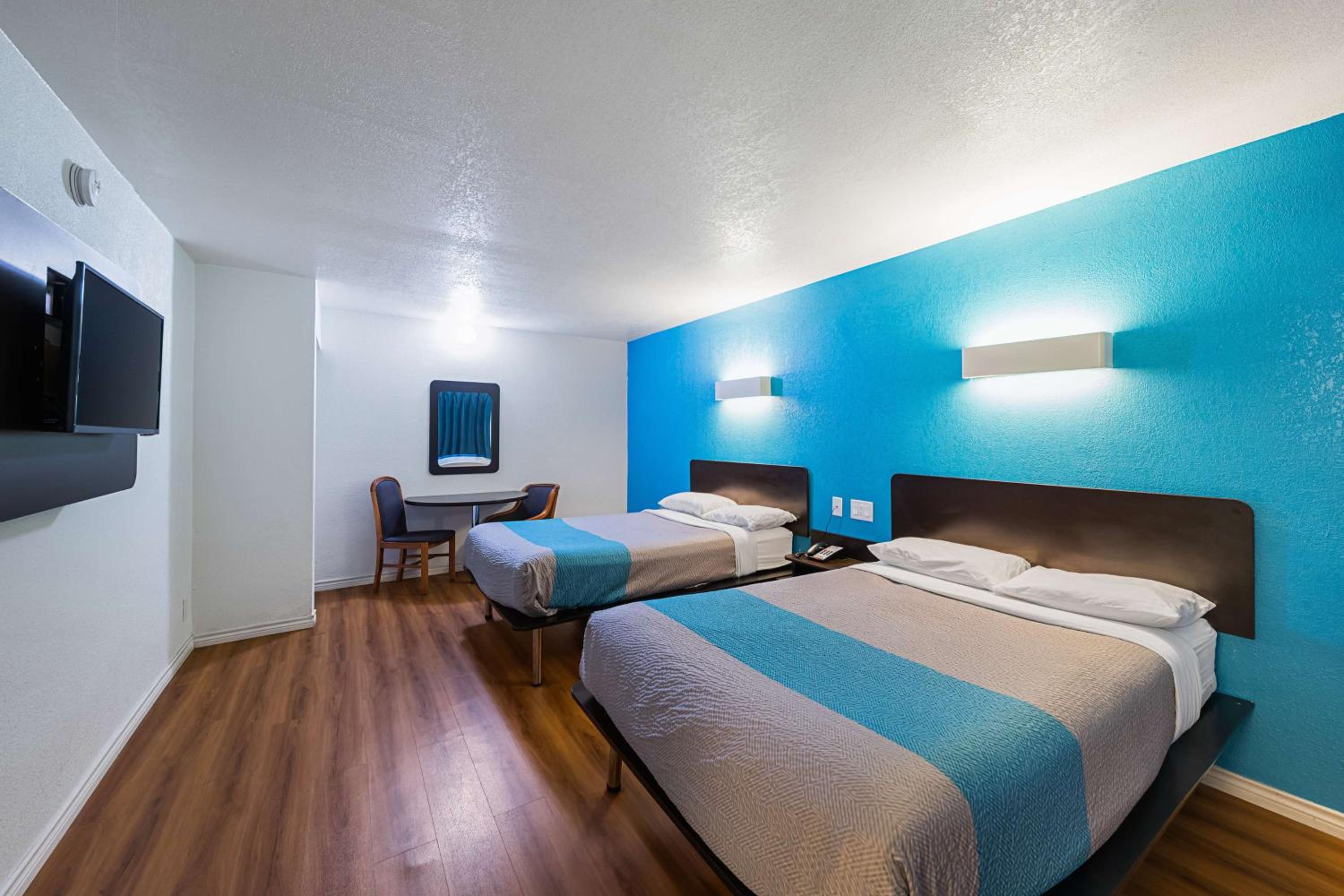 Quadruple Room - Smoking - Photo 8