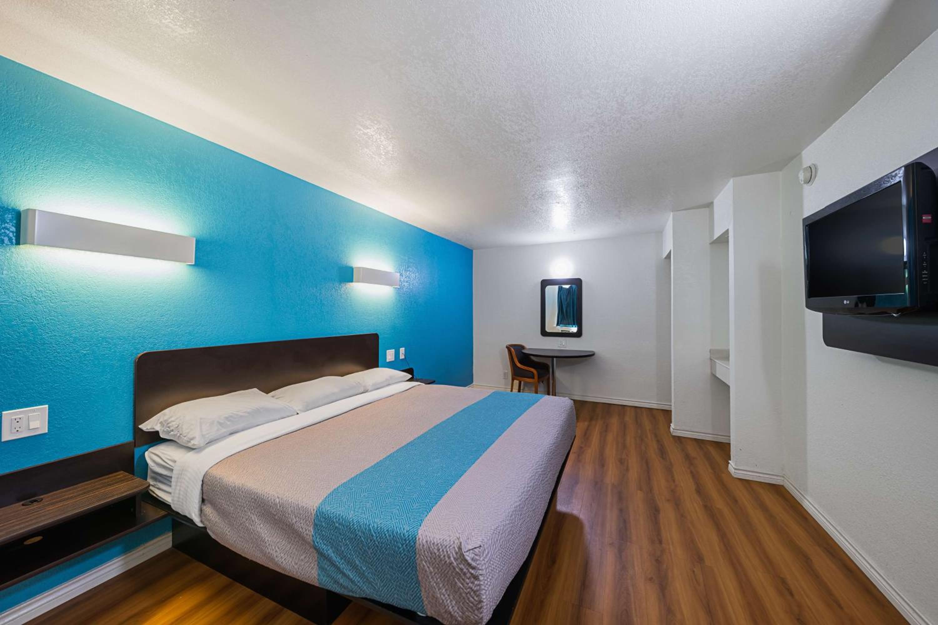 King Room - Non-Smoking - Photo 7
