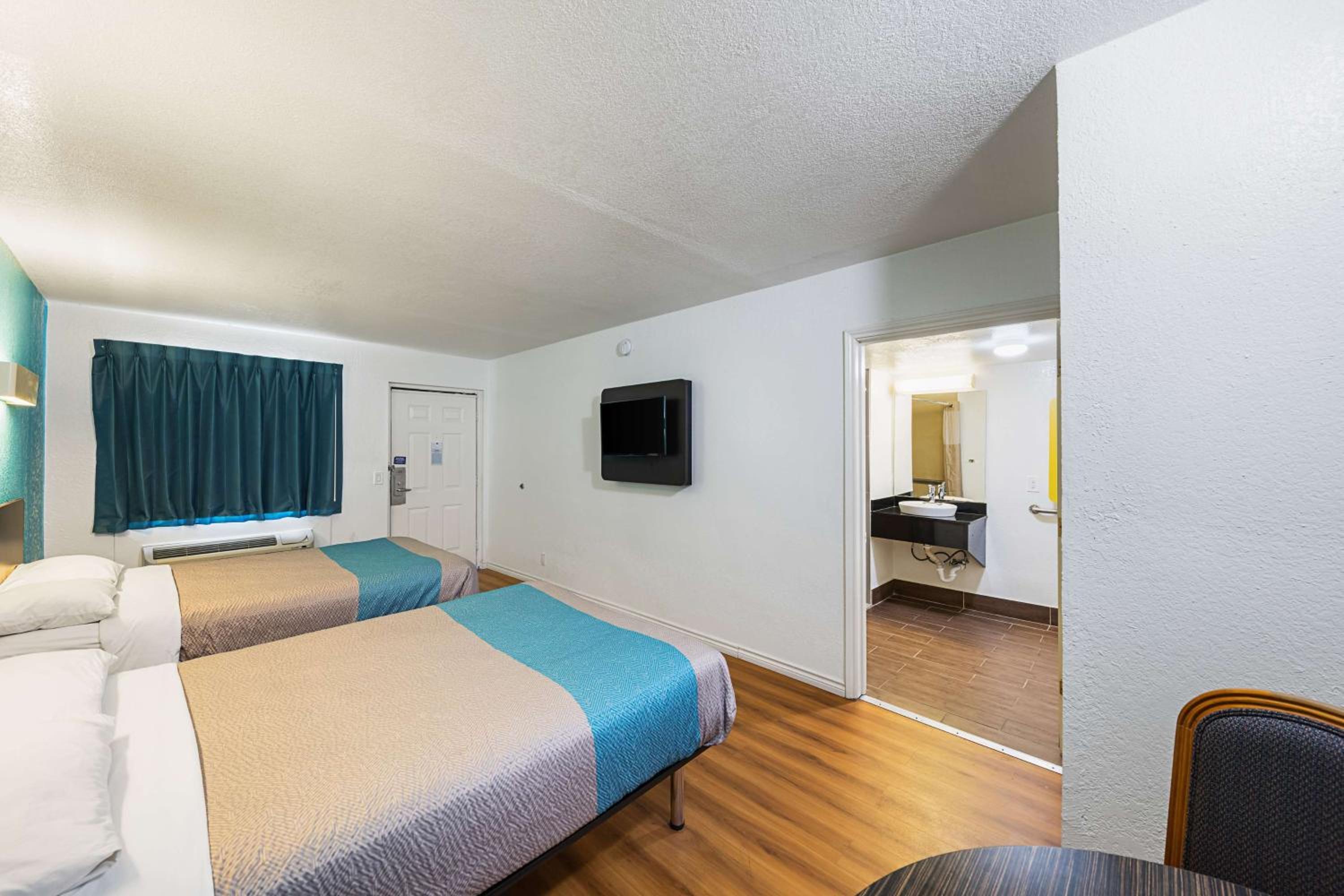 Quadruple Room - Smoking - Photo 6