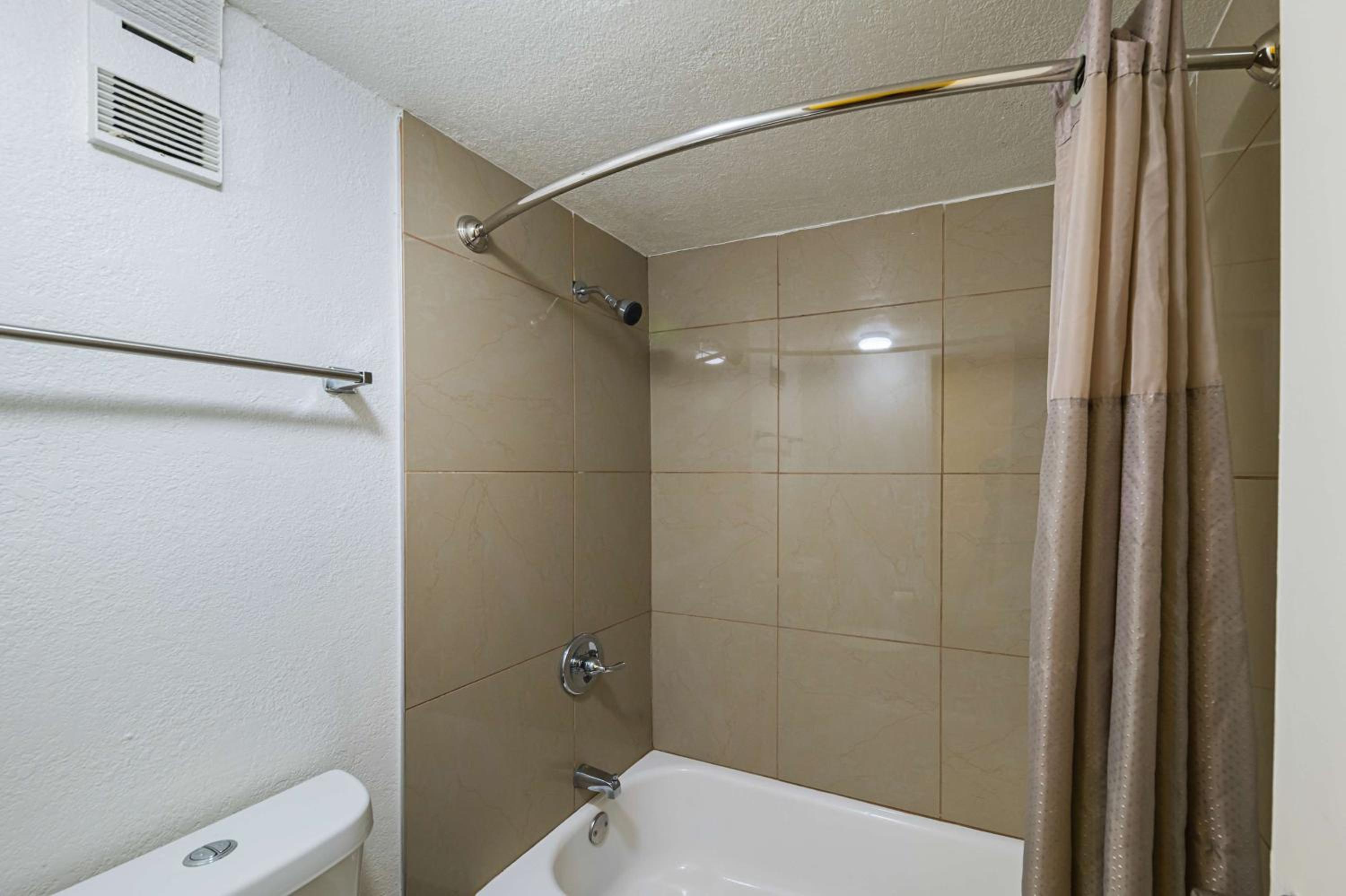 King Room - Non-Smoking - Photo 3