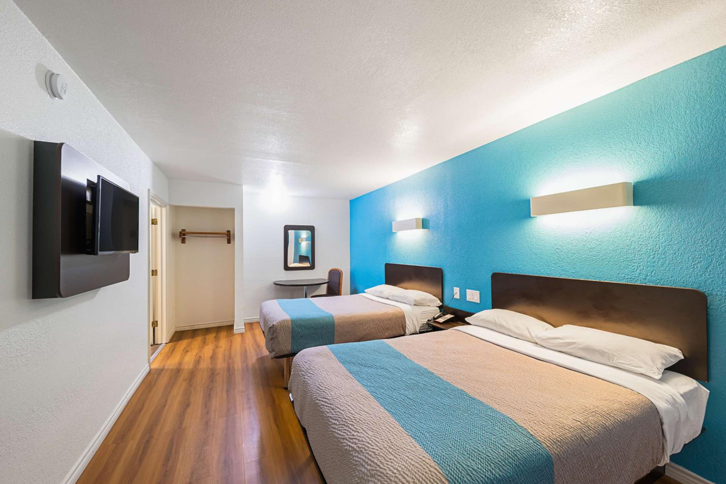 Quadruple Room - Smoking - Photo 5