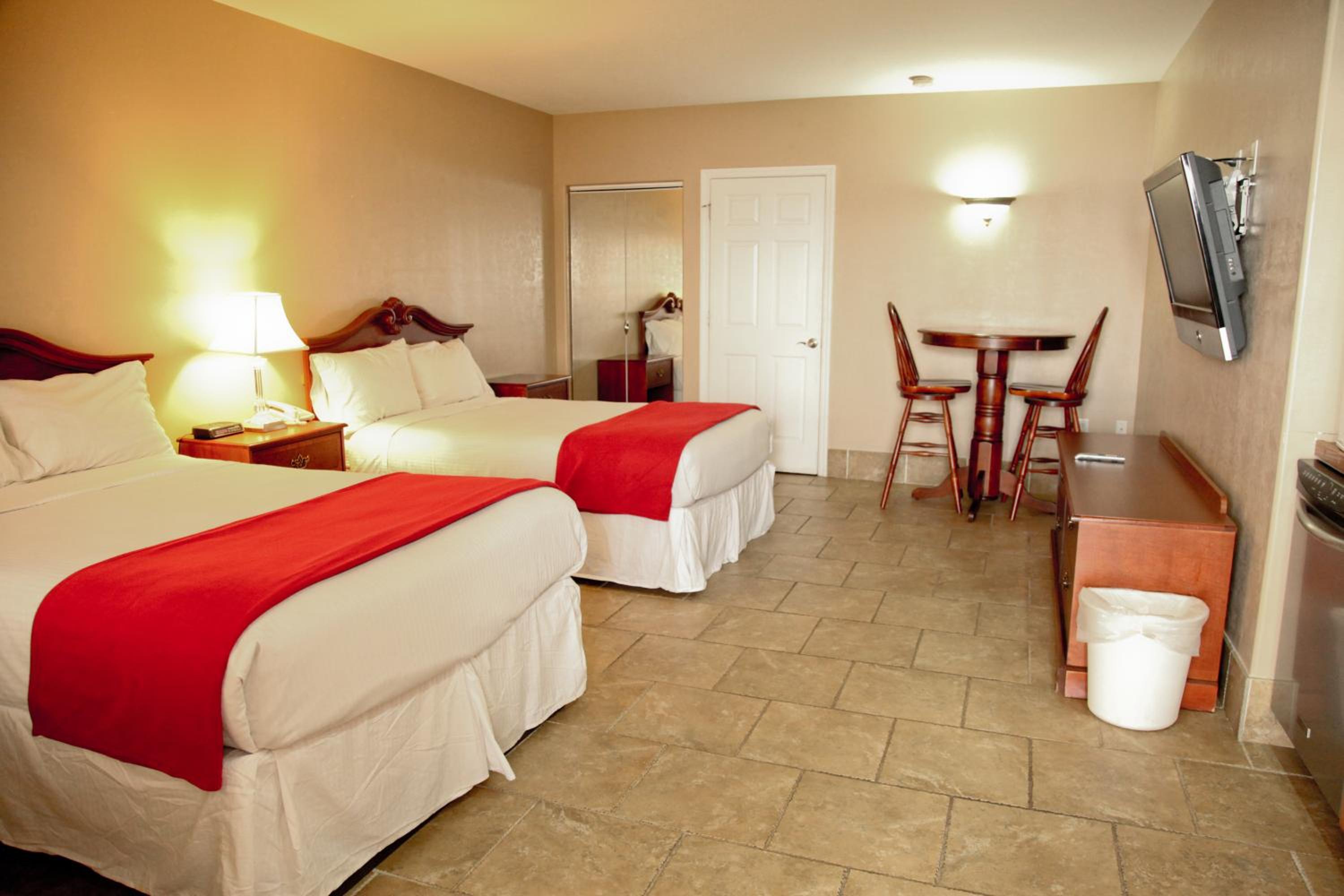 Deluxe Suite with Lake View - Photo 2