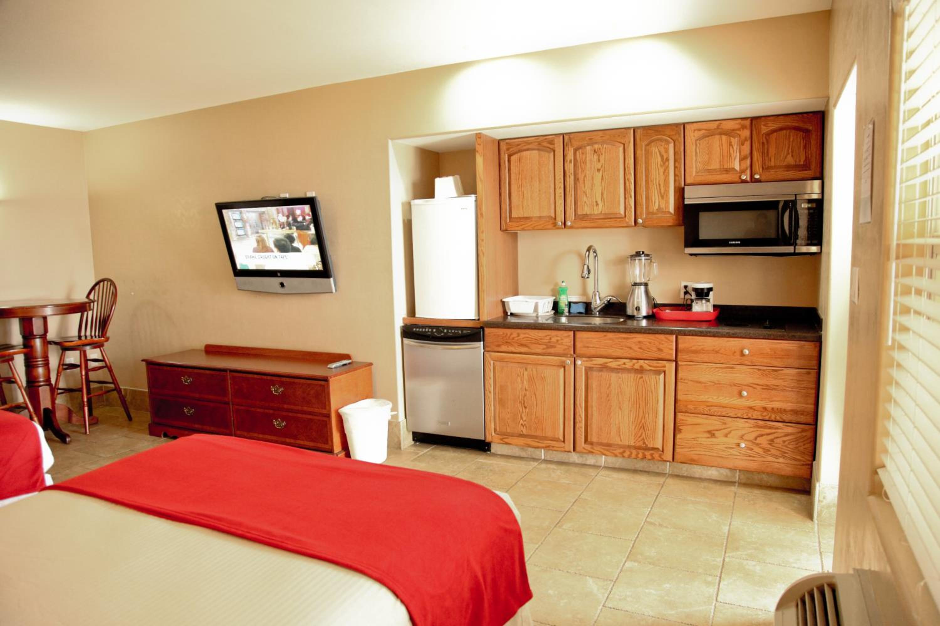 Double Suite with Lake View - Photo 4