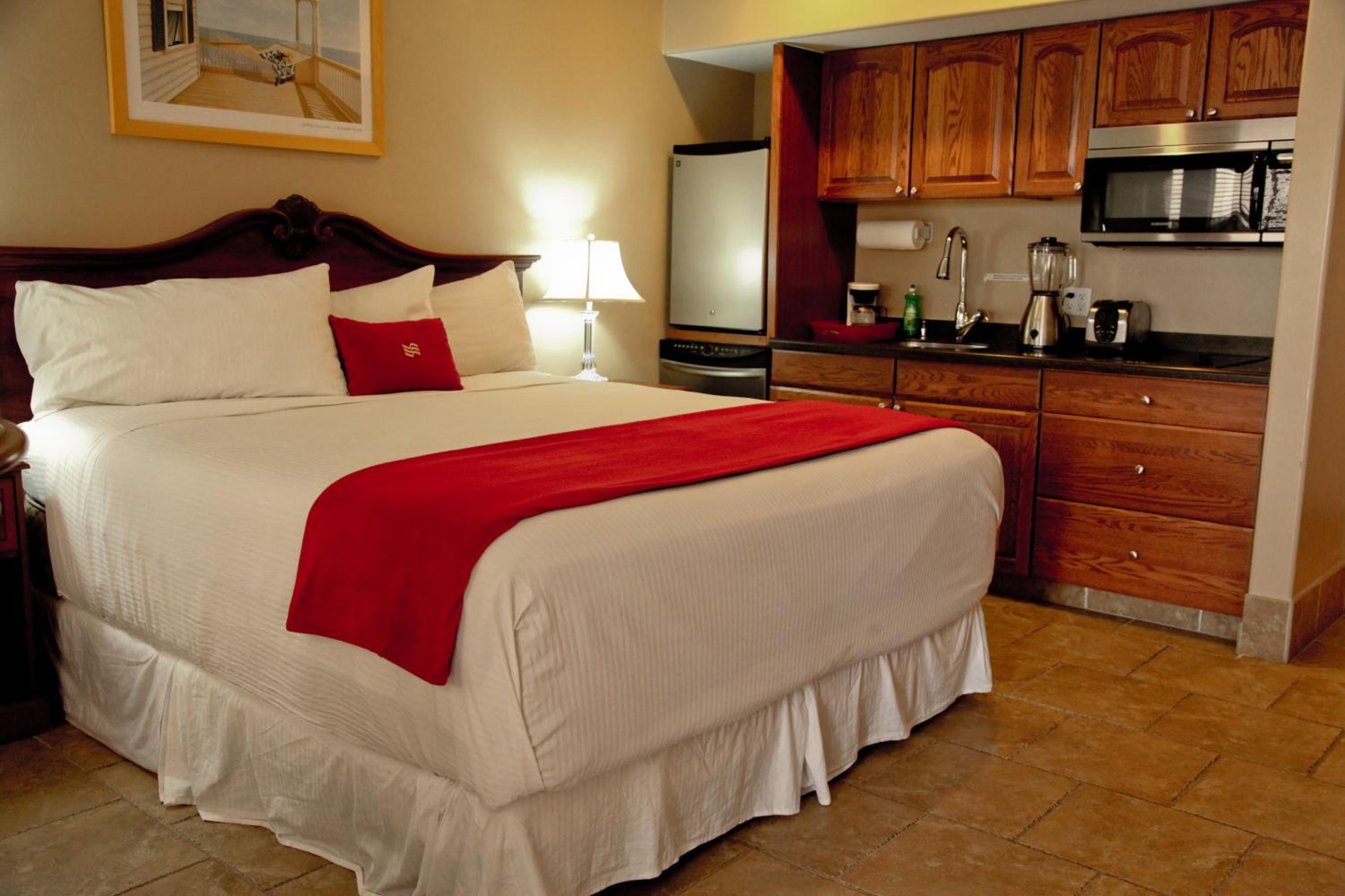 King Suite with Lake View - Photo 3