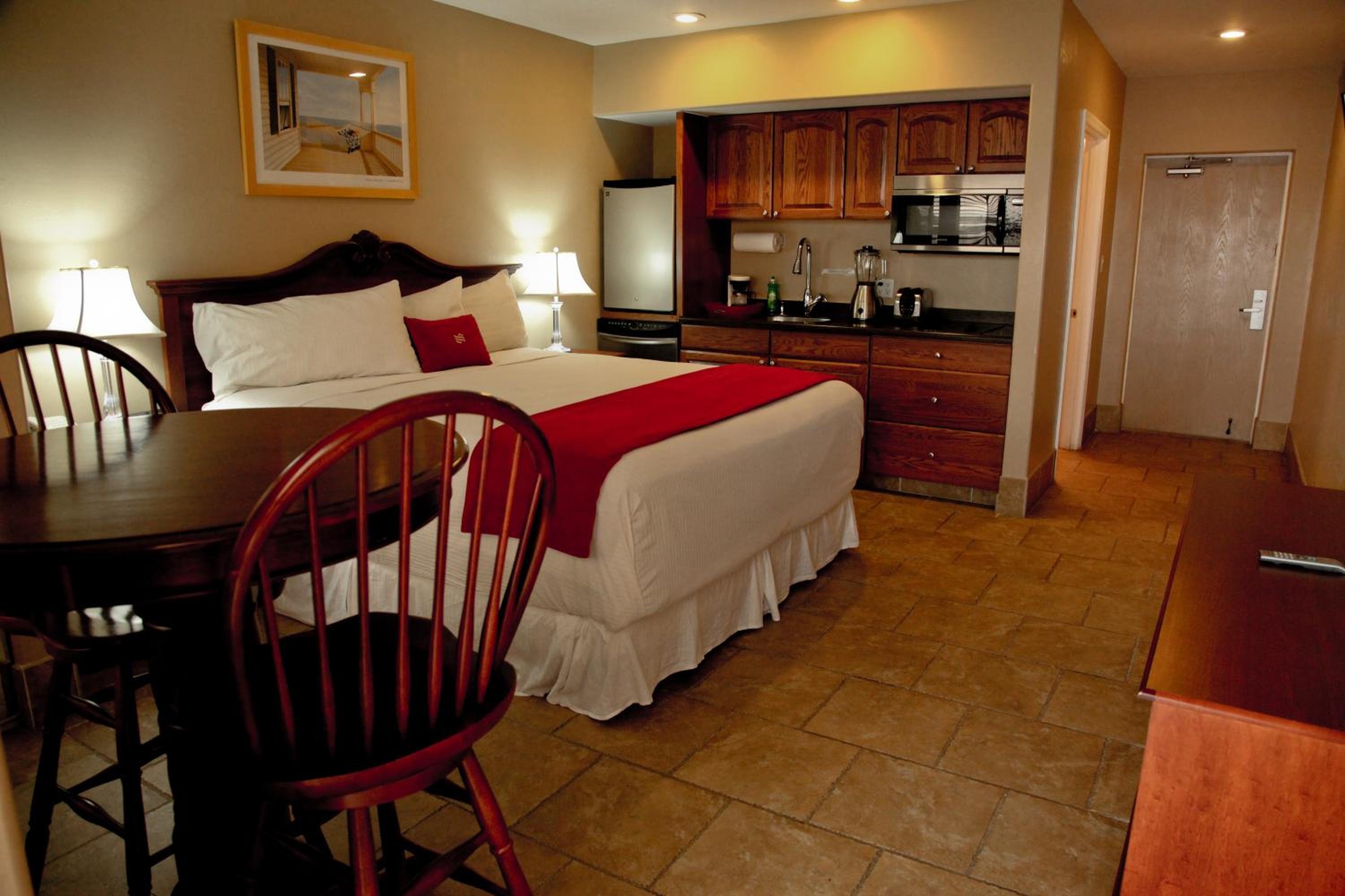 King Suite with Lake View - Photo 4