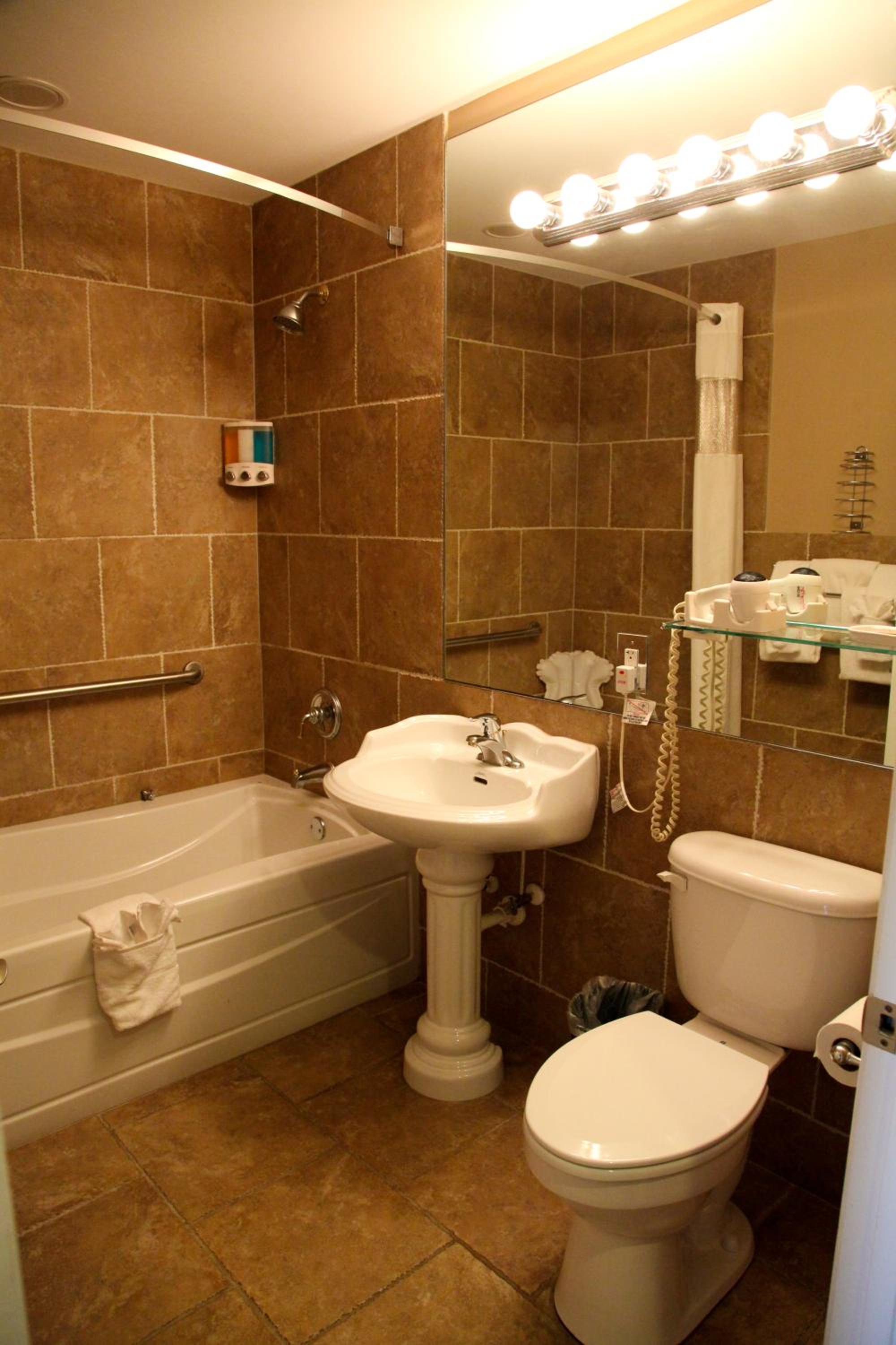 Double Suite with Lake View - Photo 5