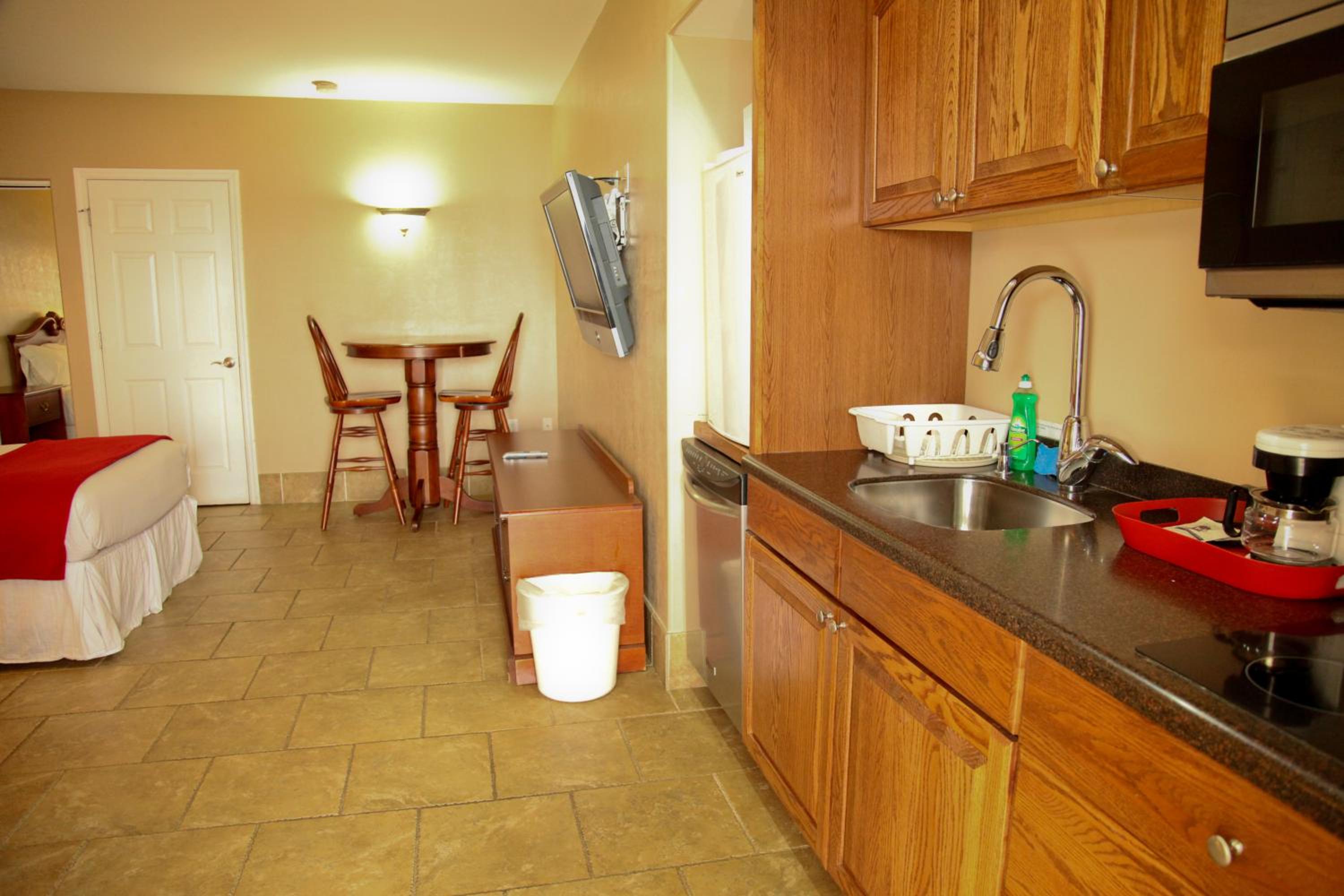 Double Suite with Lake View - Photo 2