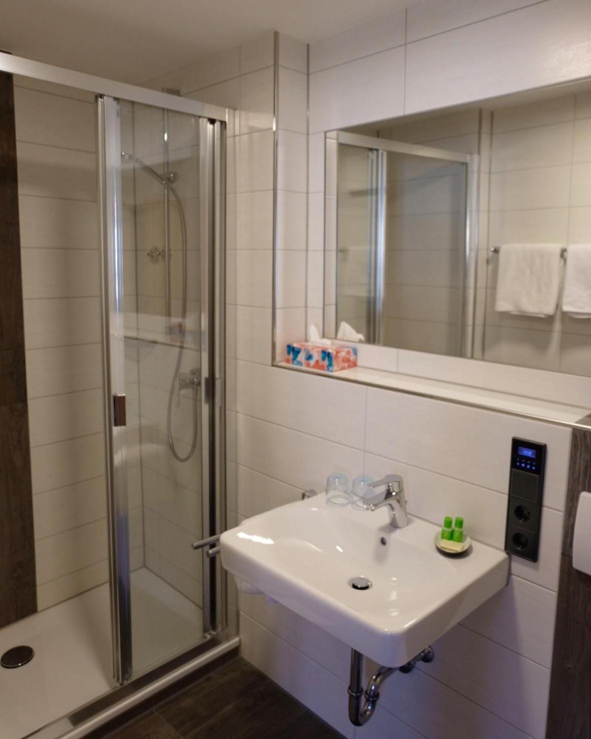 Deluxe Double Room with Shower - Photo 2