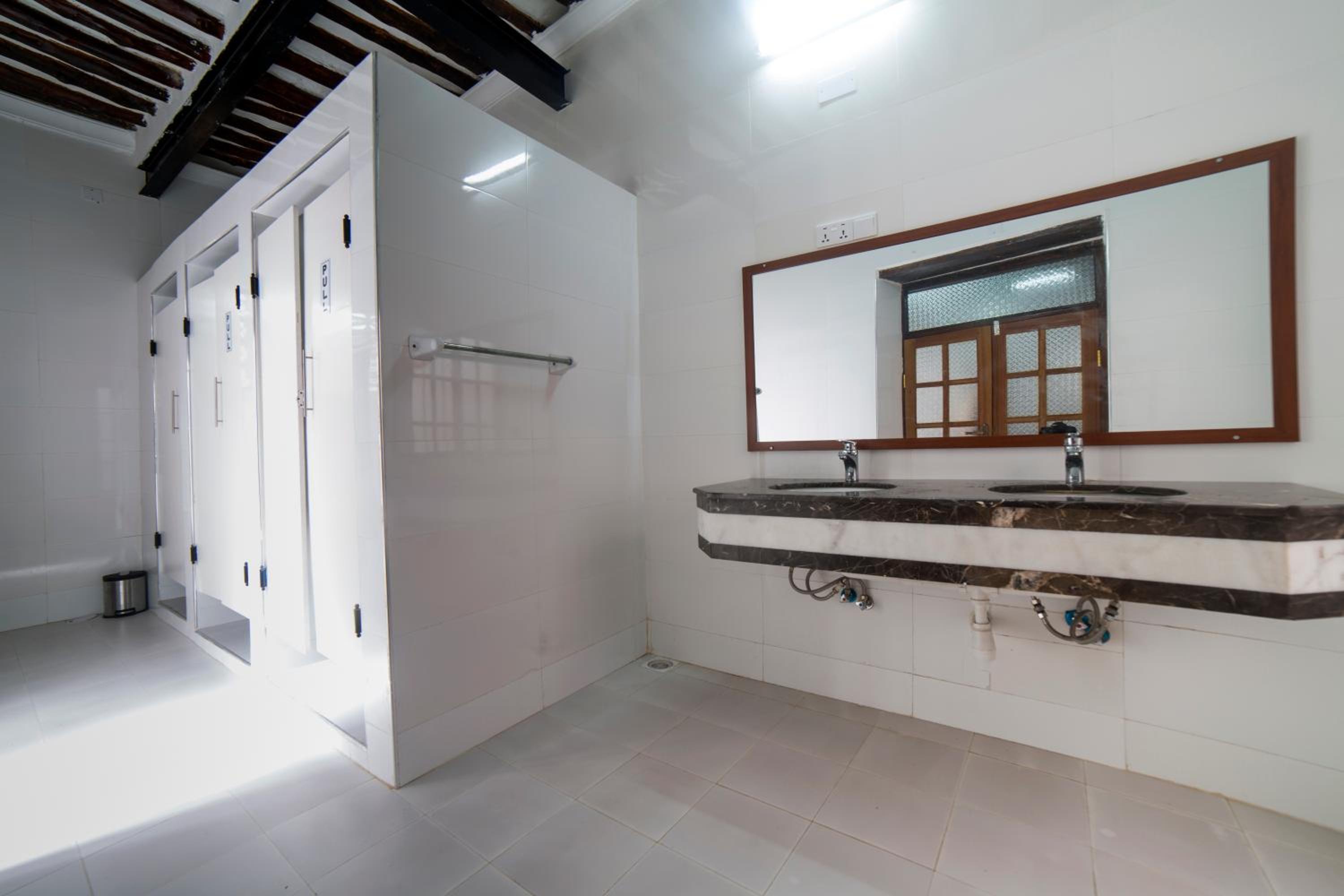 Twin Room with Shared Bathroom photo 3