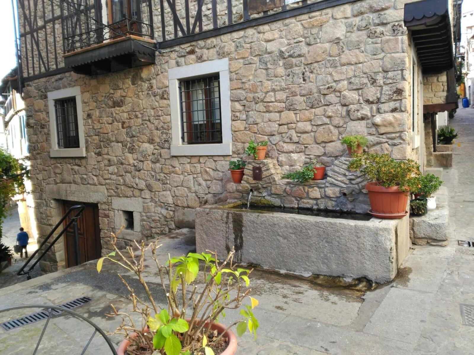 Two-Bedroom Apartment with Mountain View - Photo 4
