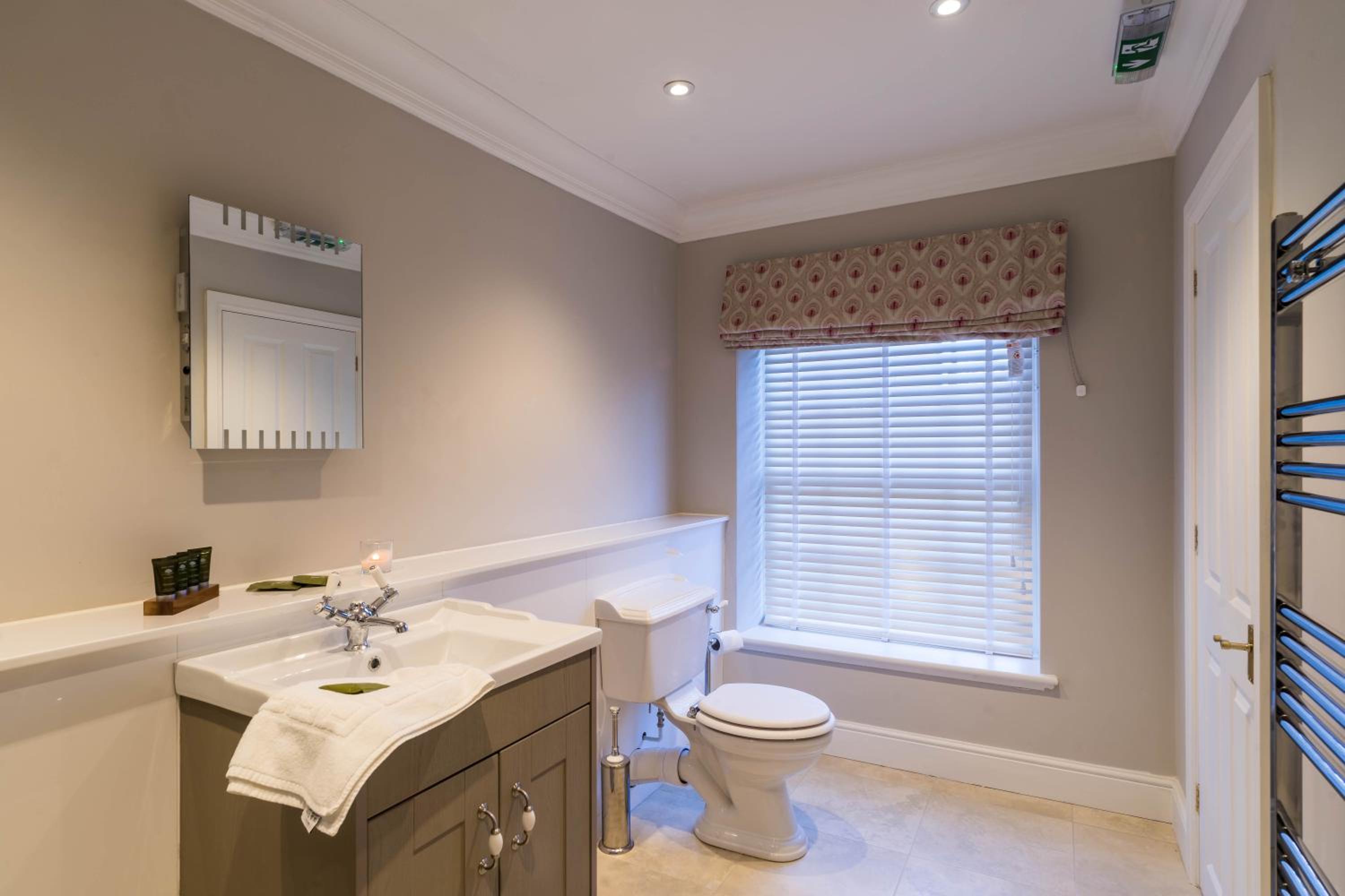 Deluxe King Room - Photo 5