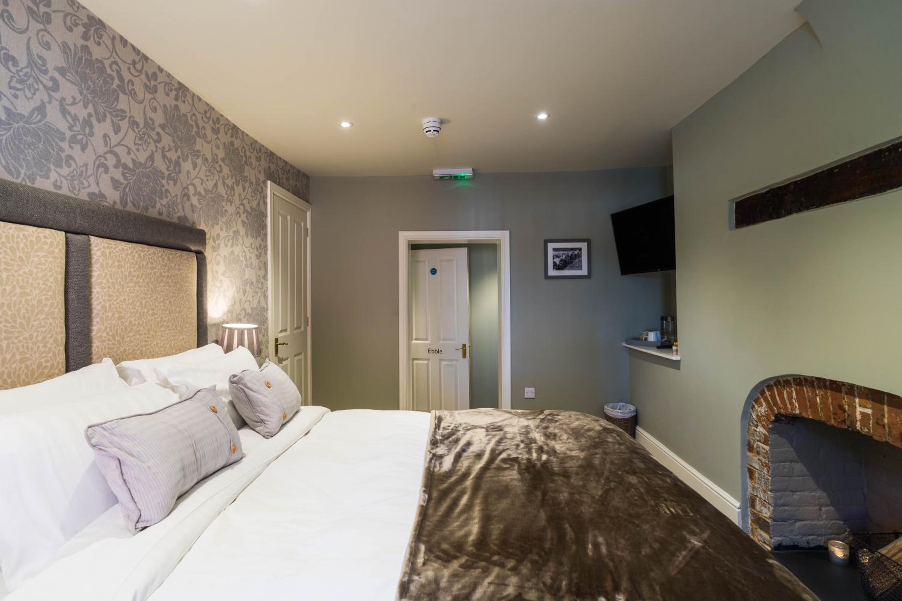 Deluxe Double Room with Bath - Photo 3