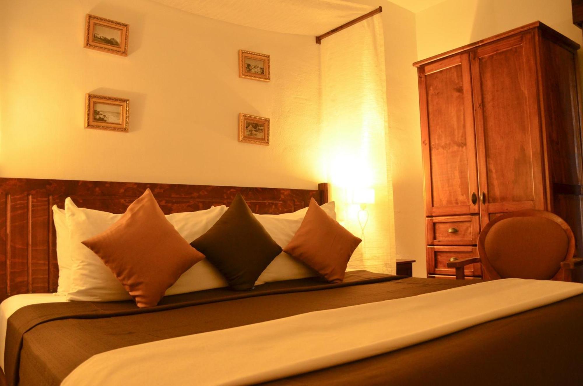 Deluxe Double Room with Balcony - Photo 4