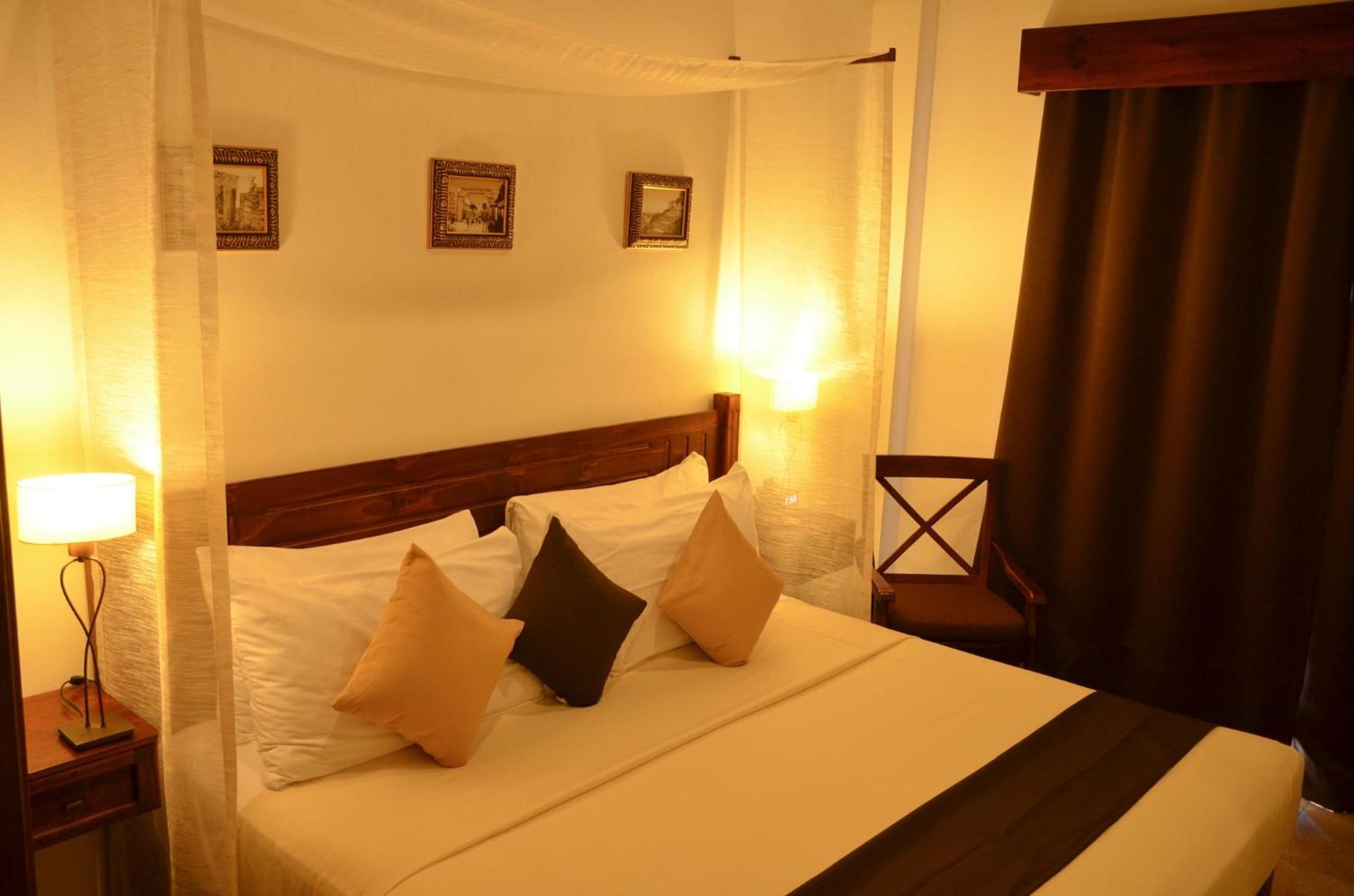 Deluxe Double Room with Balcony - Photo 7