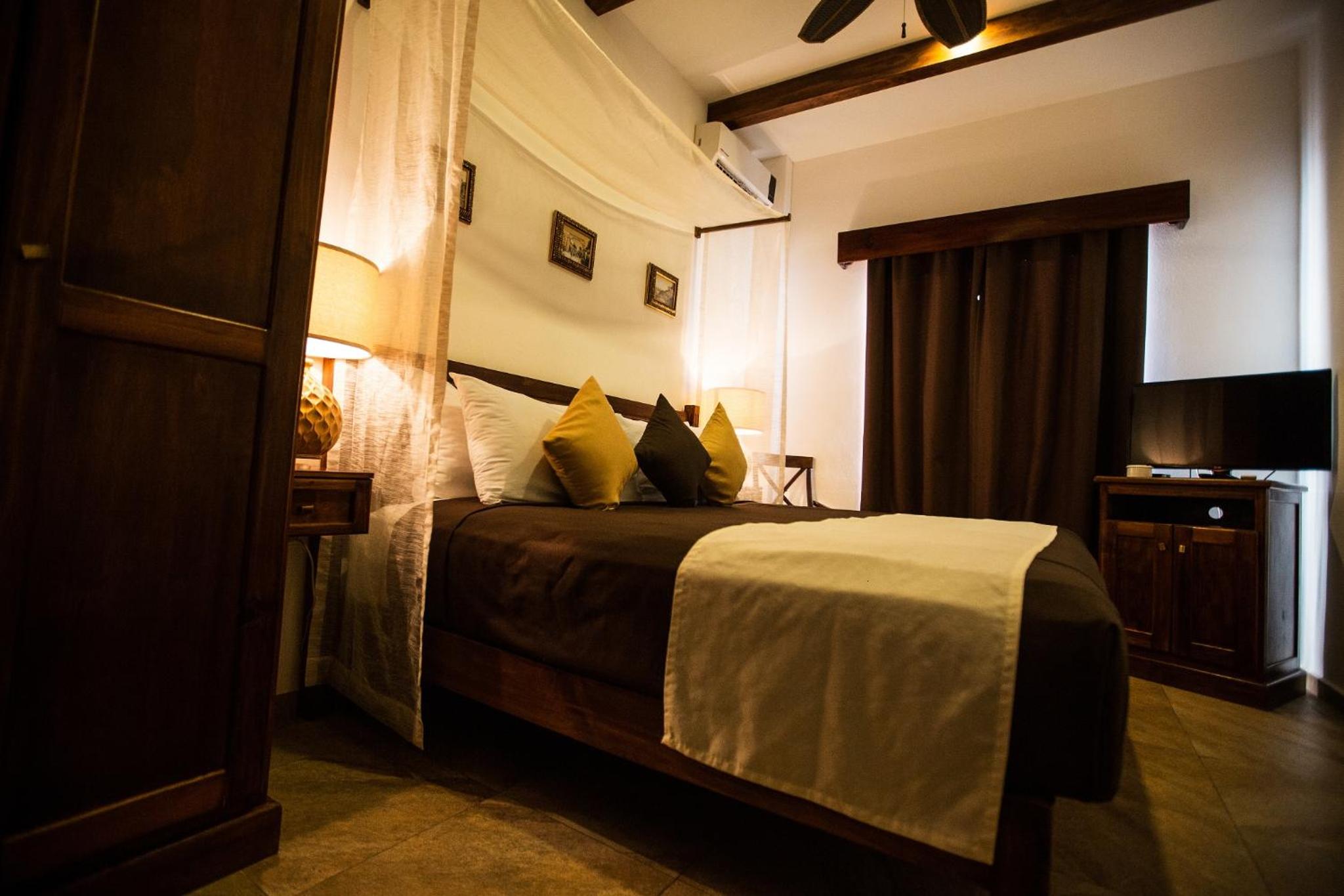 Deluxe Double Room with Balcony - Photo 3
