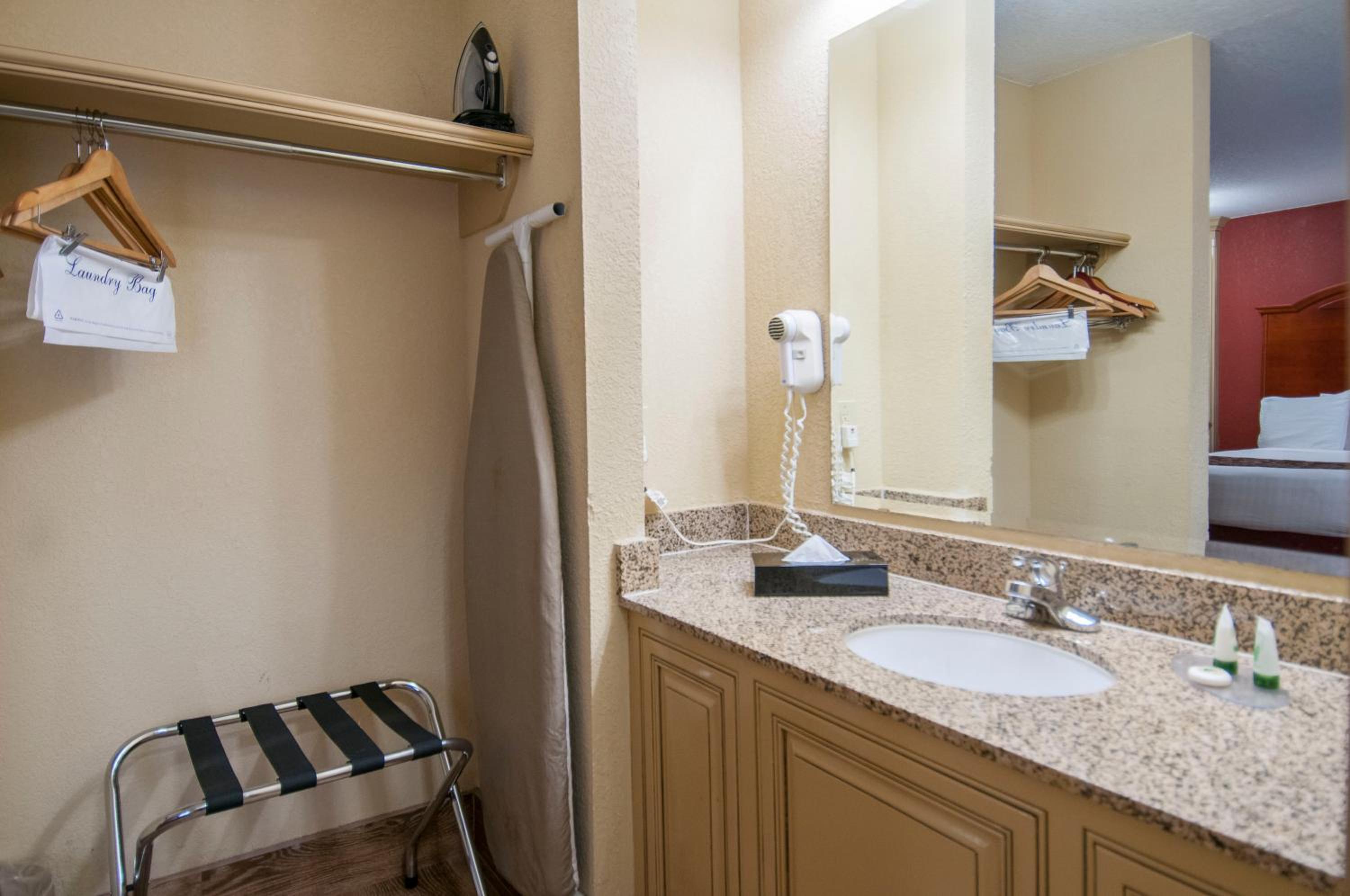 Double Queen Suite - Photo 2
