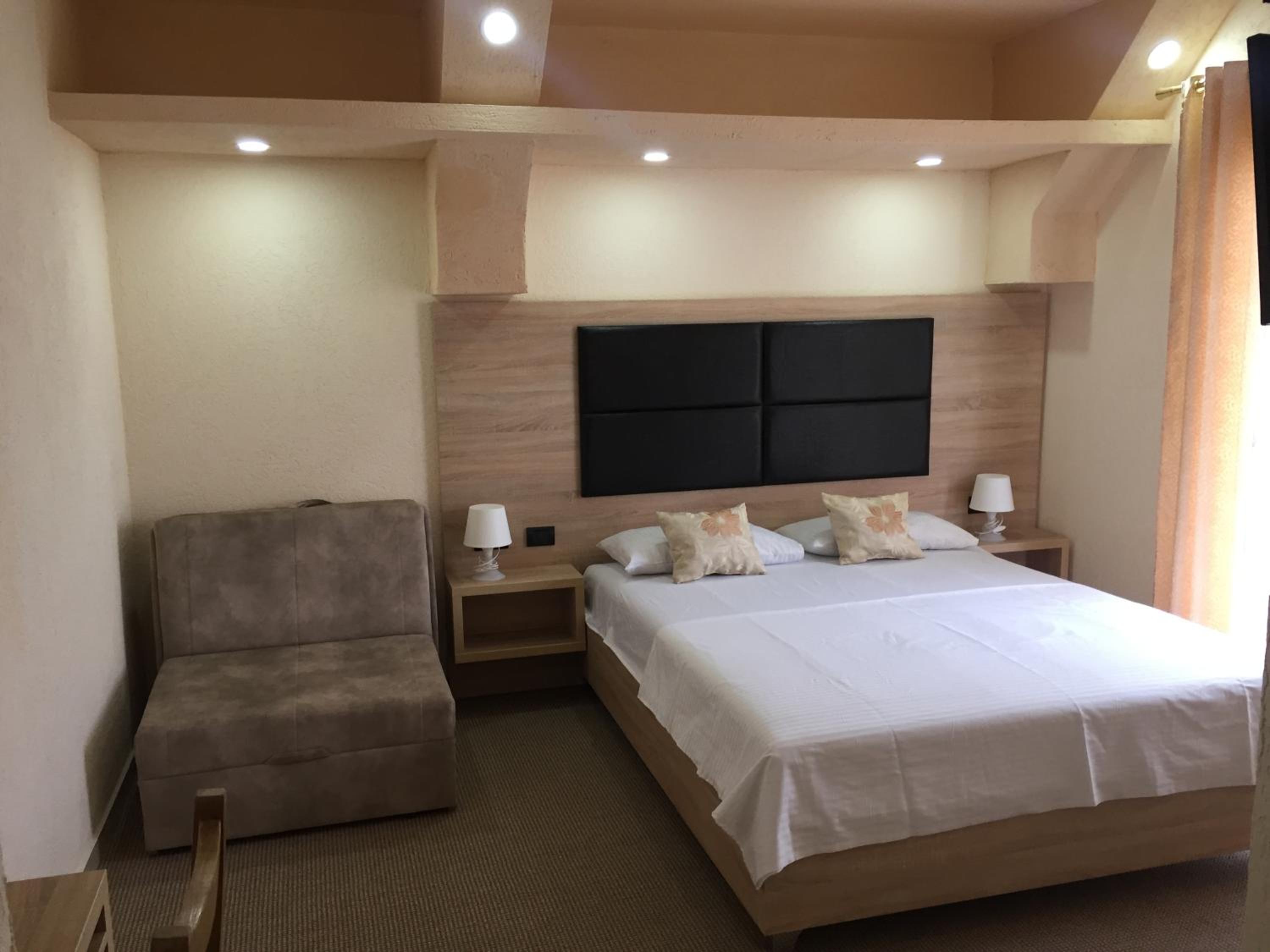 Triple Room with Balcony - Photo 21