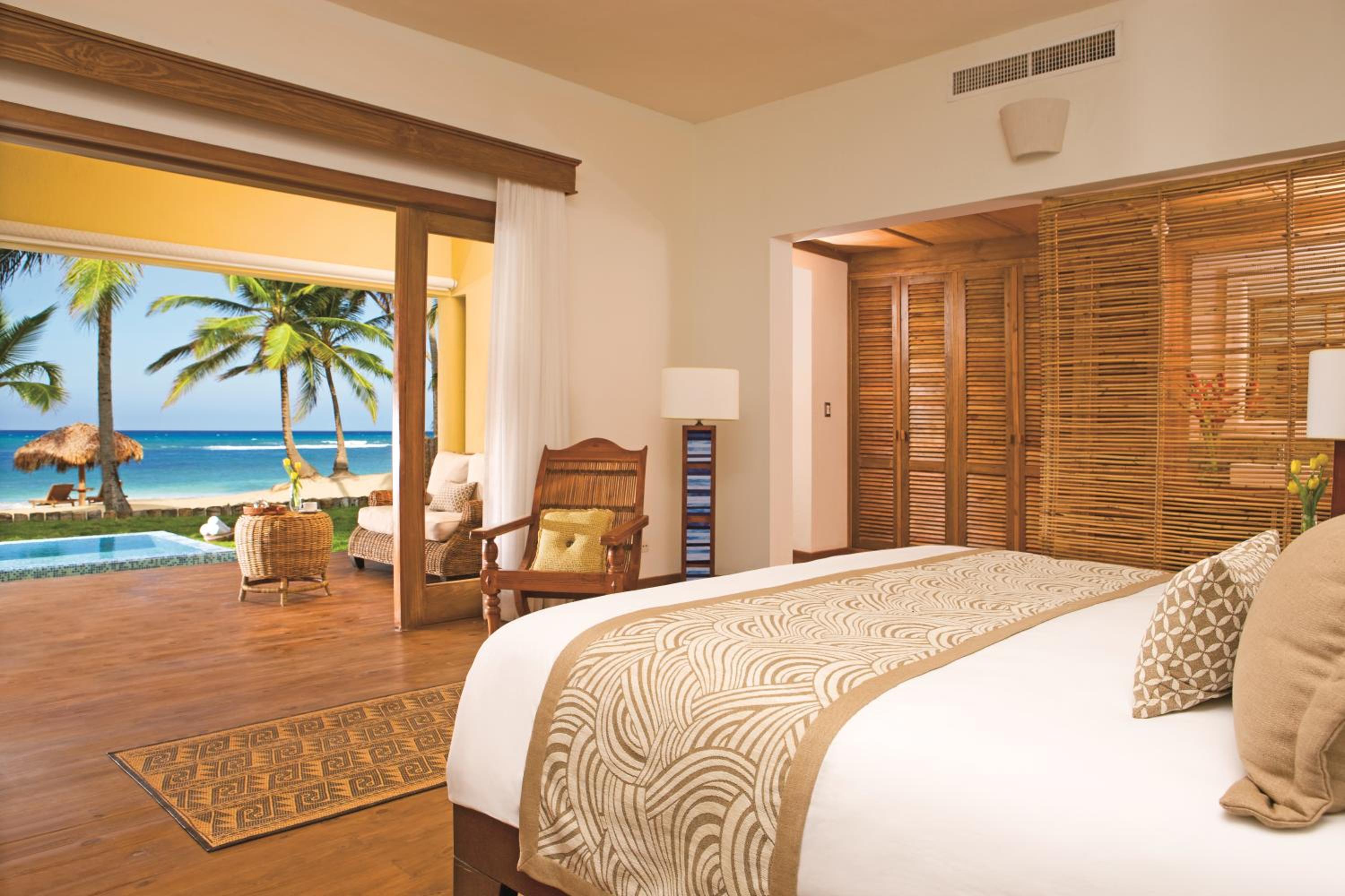 Junior Suite Ocean Front Deluxe King