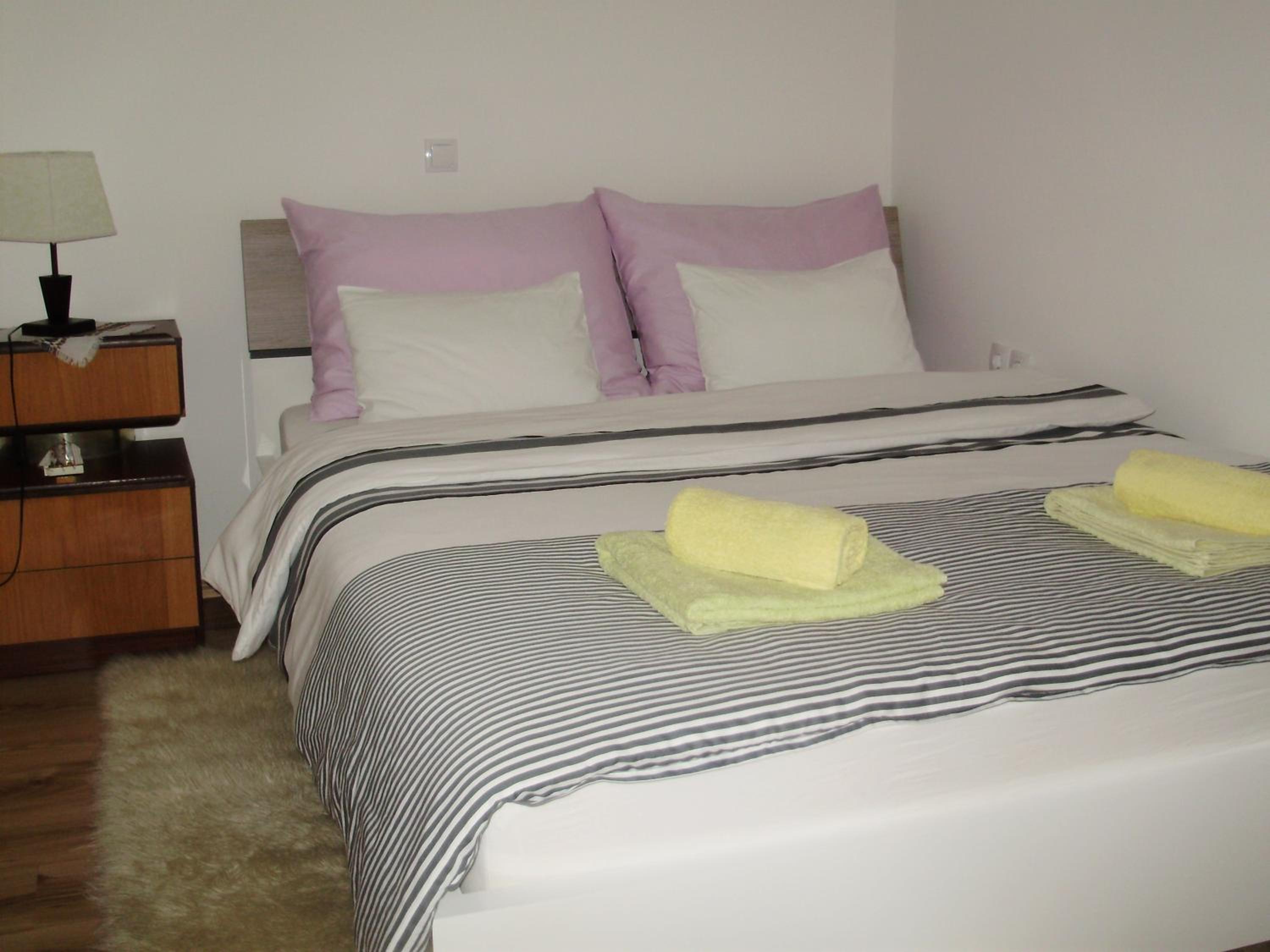 One-Bedroom Apartment - Photo 2