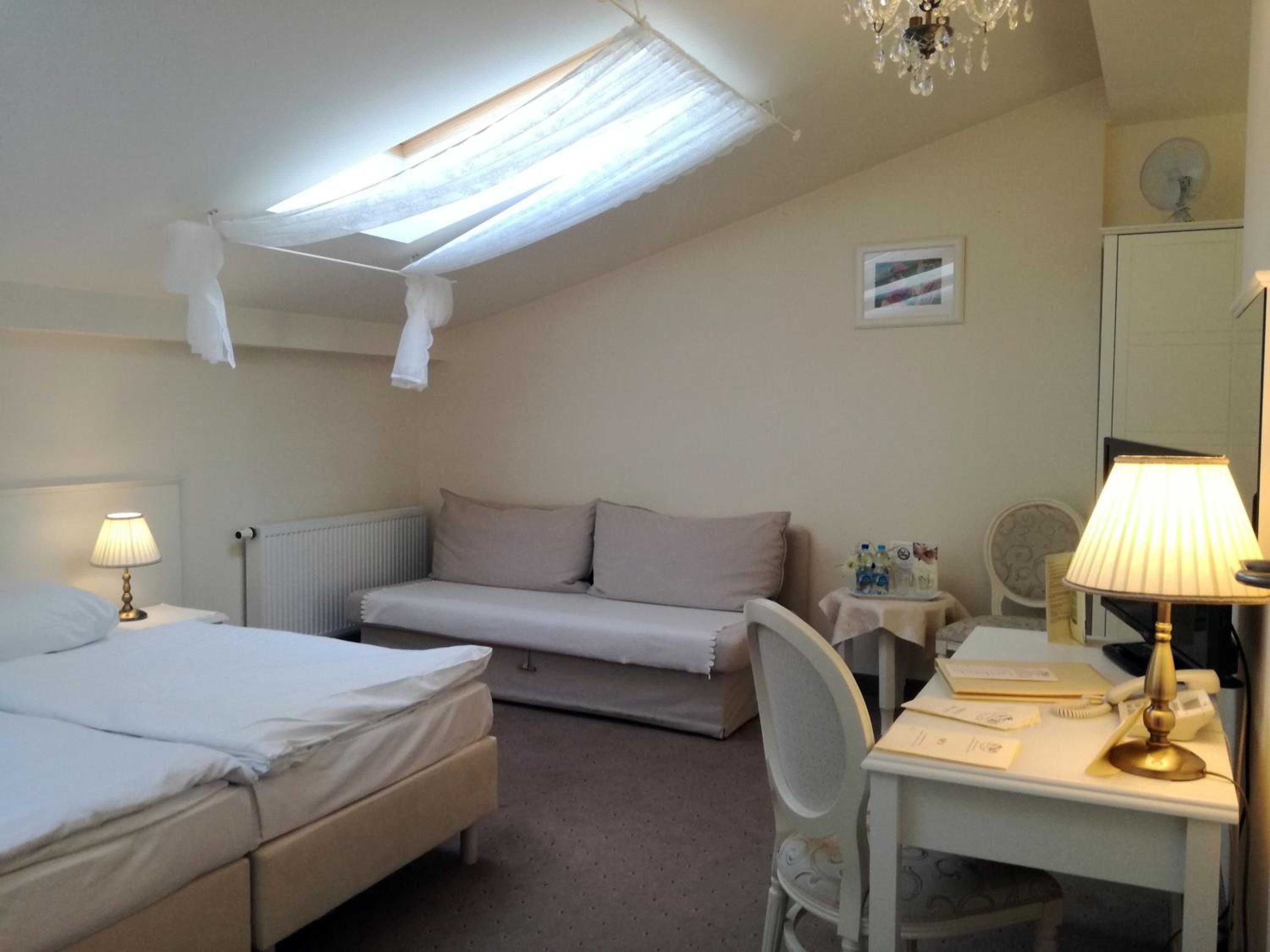 Standard Double or Twin Room - Photo 4