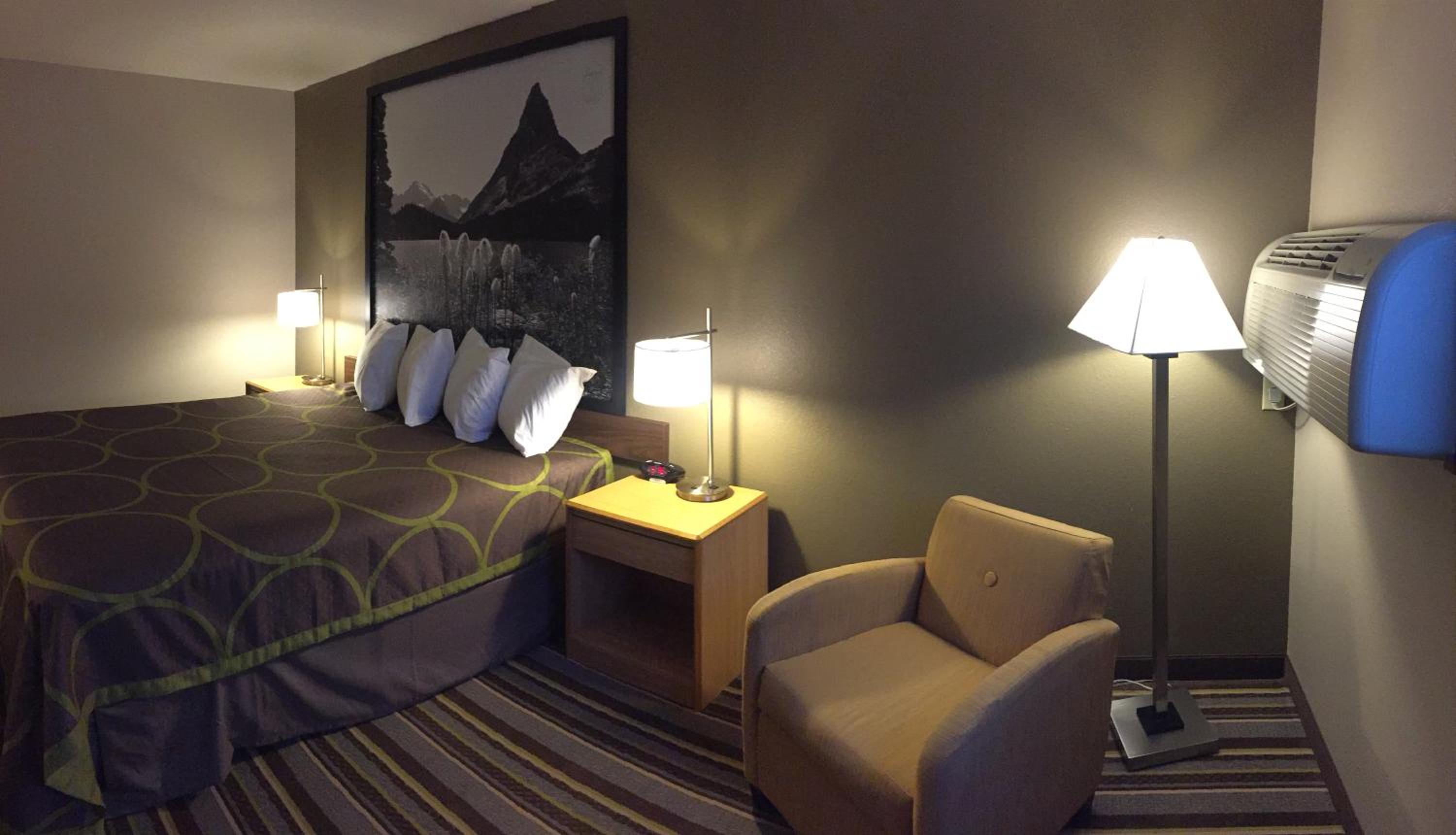 King Room - Non-Smoking - Photo 3