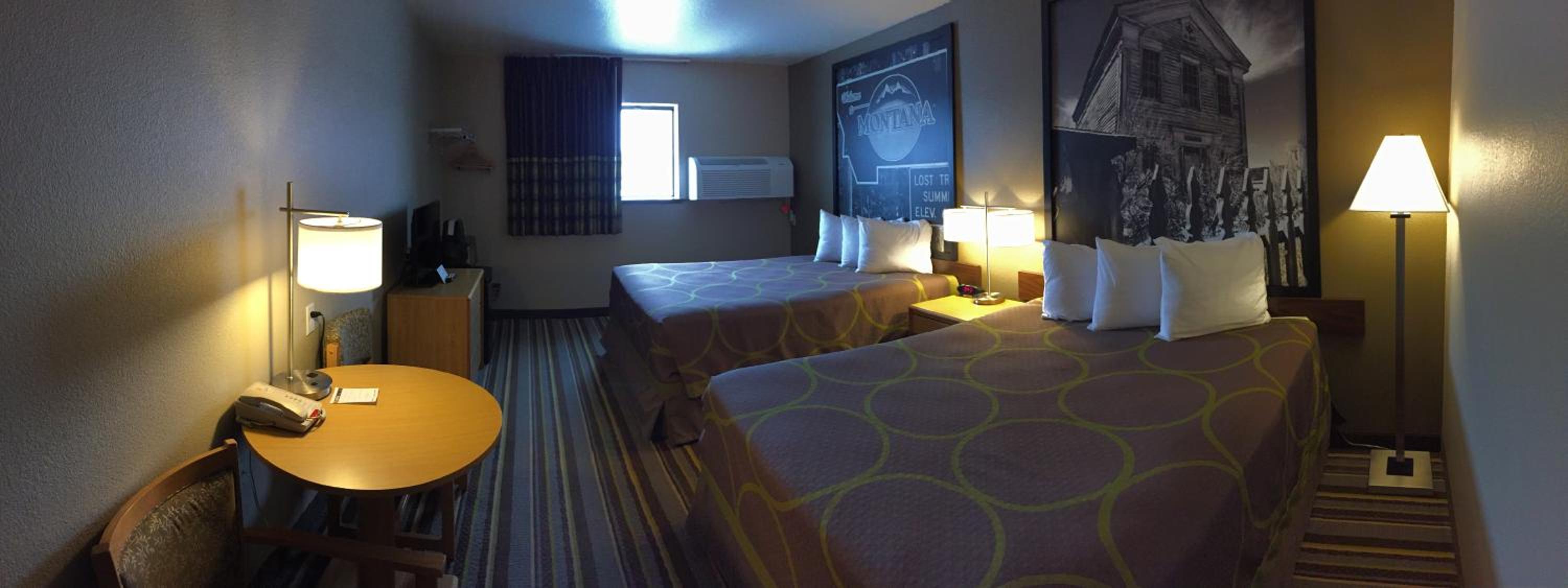 Queen Room with Two Queen Beds - Non-Smoking - Photo 4