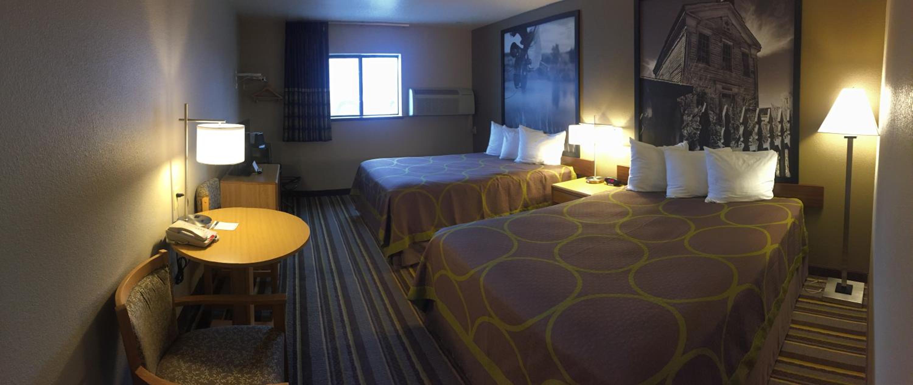 Queen Room with Two Queen Beds - Pet Friendly - Photo 3
