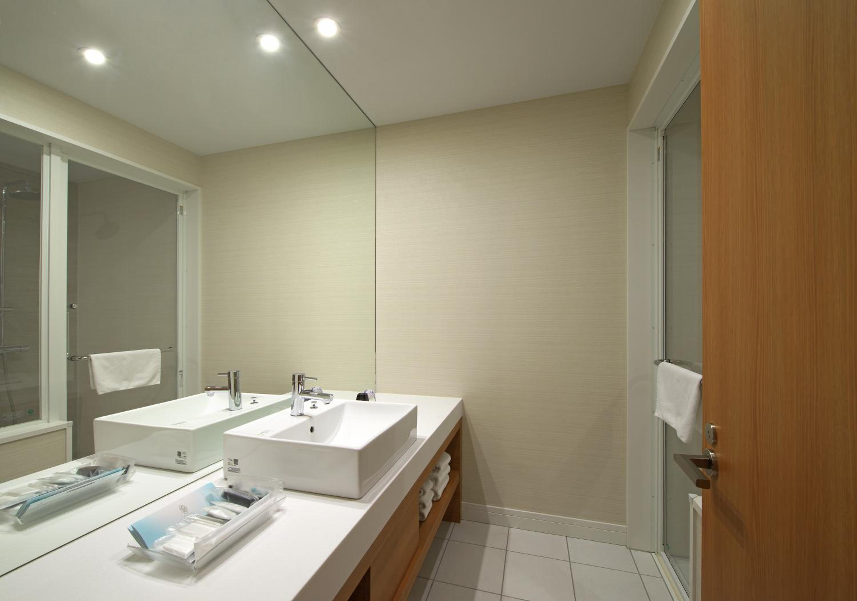 Deluxe Corner Twin Room - Non-Smoking thumbnail 6
