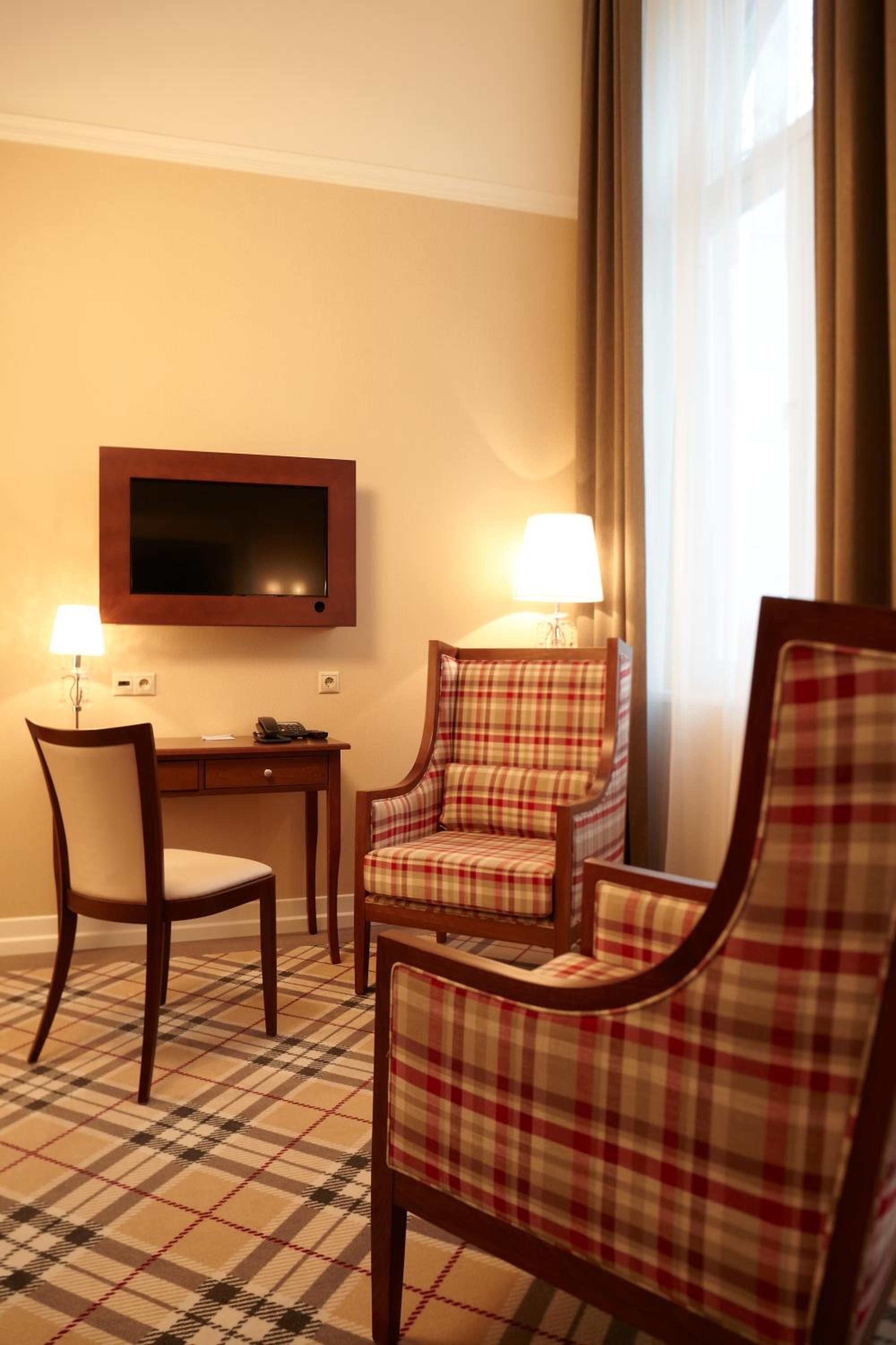 Superior Double Room with City View - Photo 8