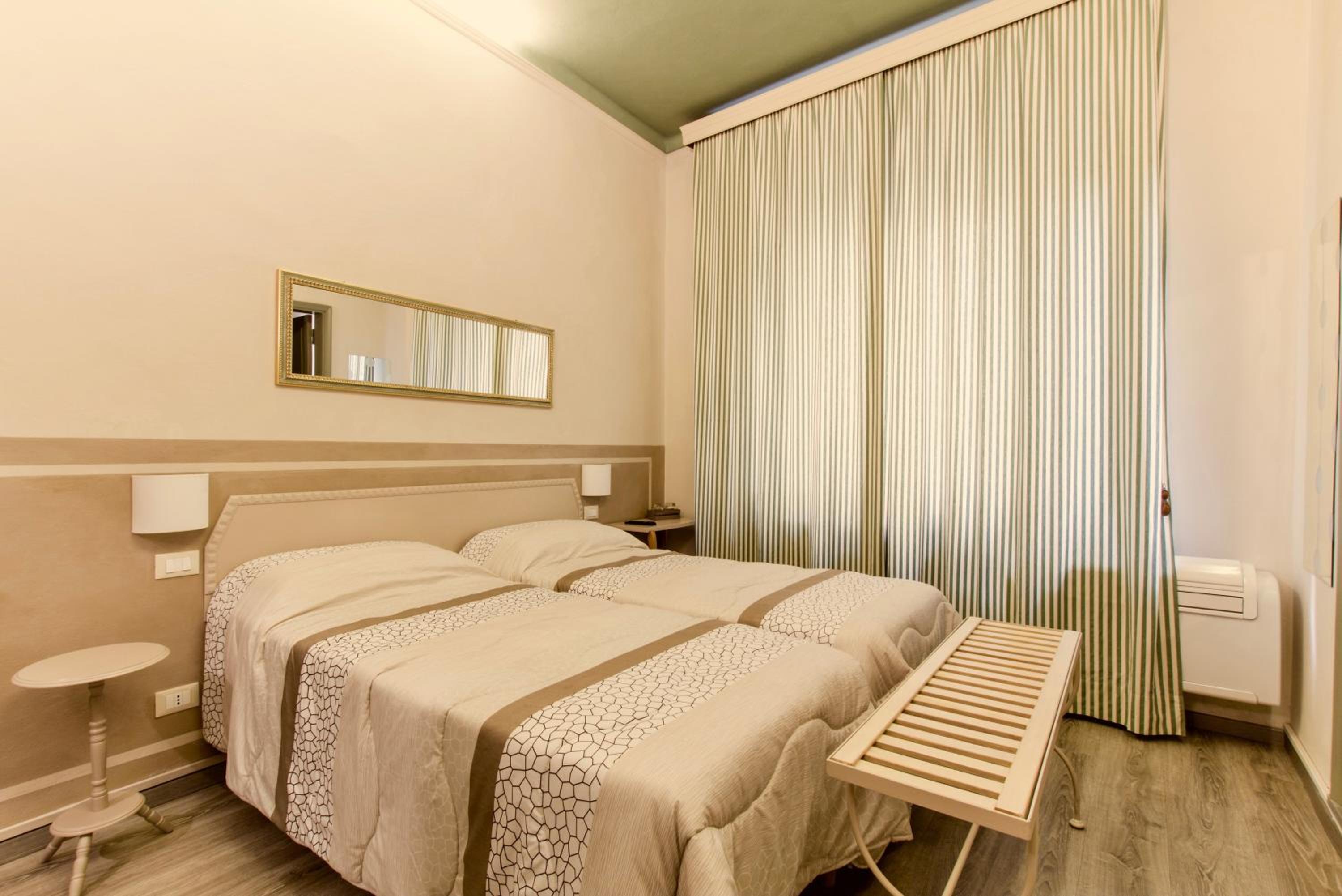 Twin Room with Private Bathroom - Photo 2