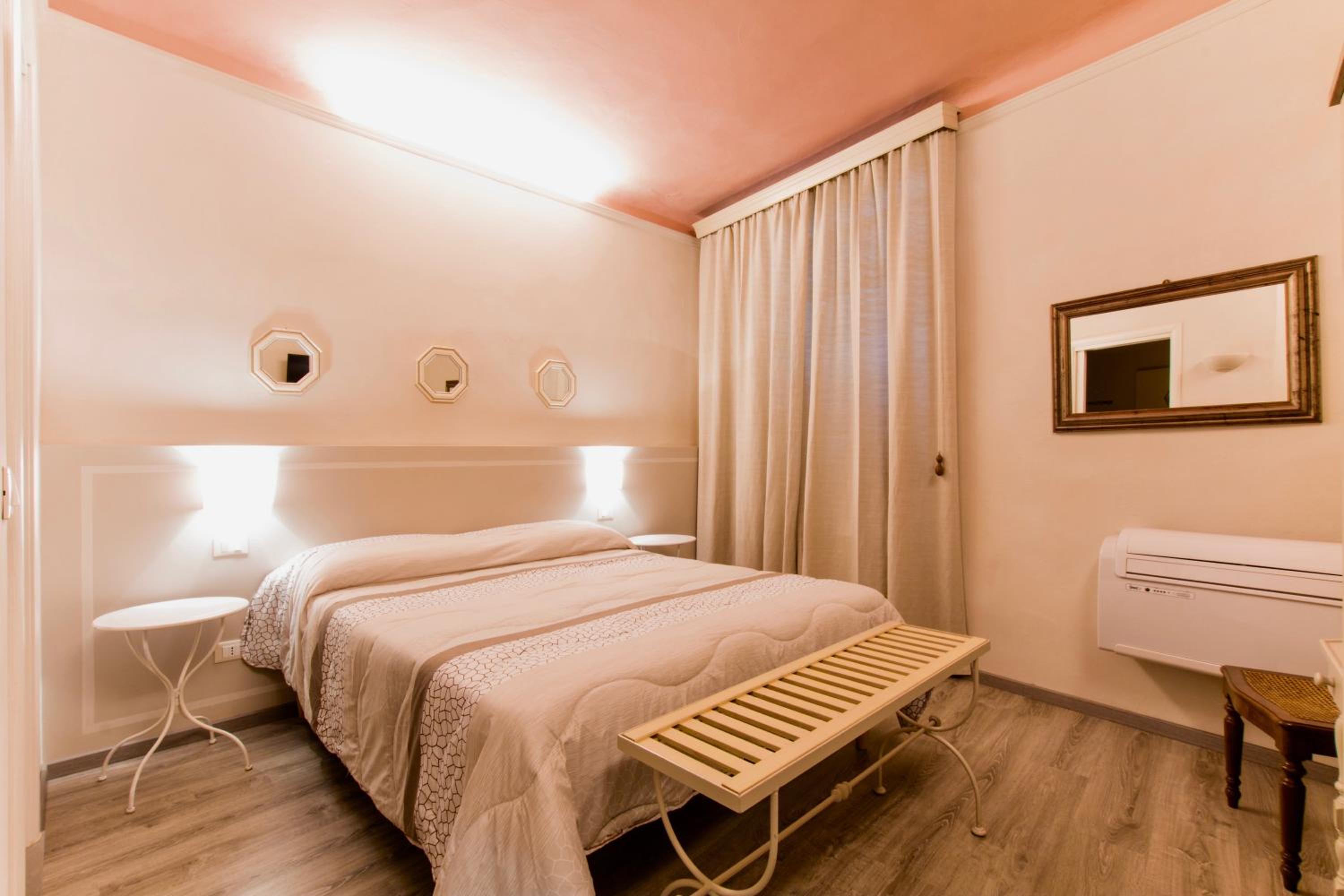 Double Room with Private Bathroom - Photo 9