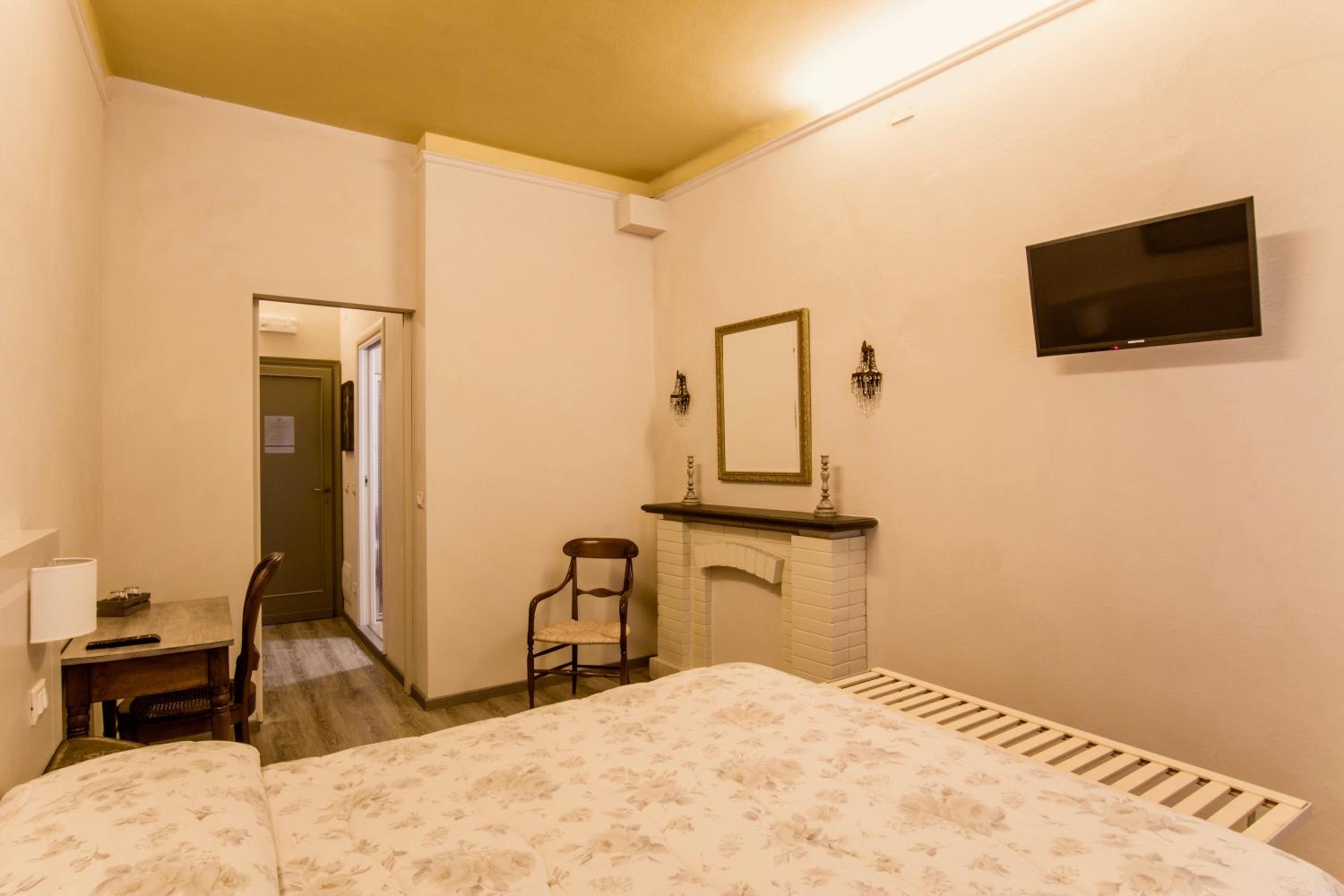 Double Room with Private Bathroom - Photo 7