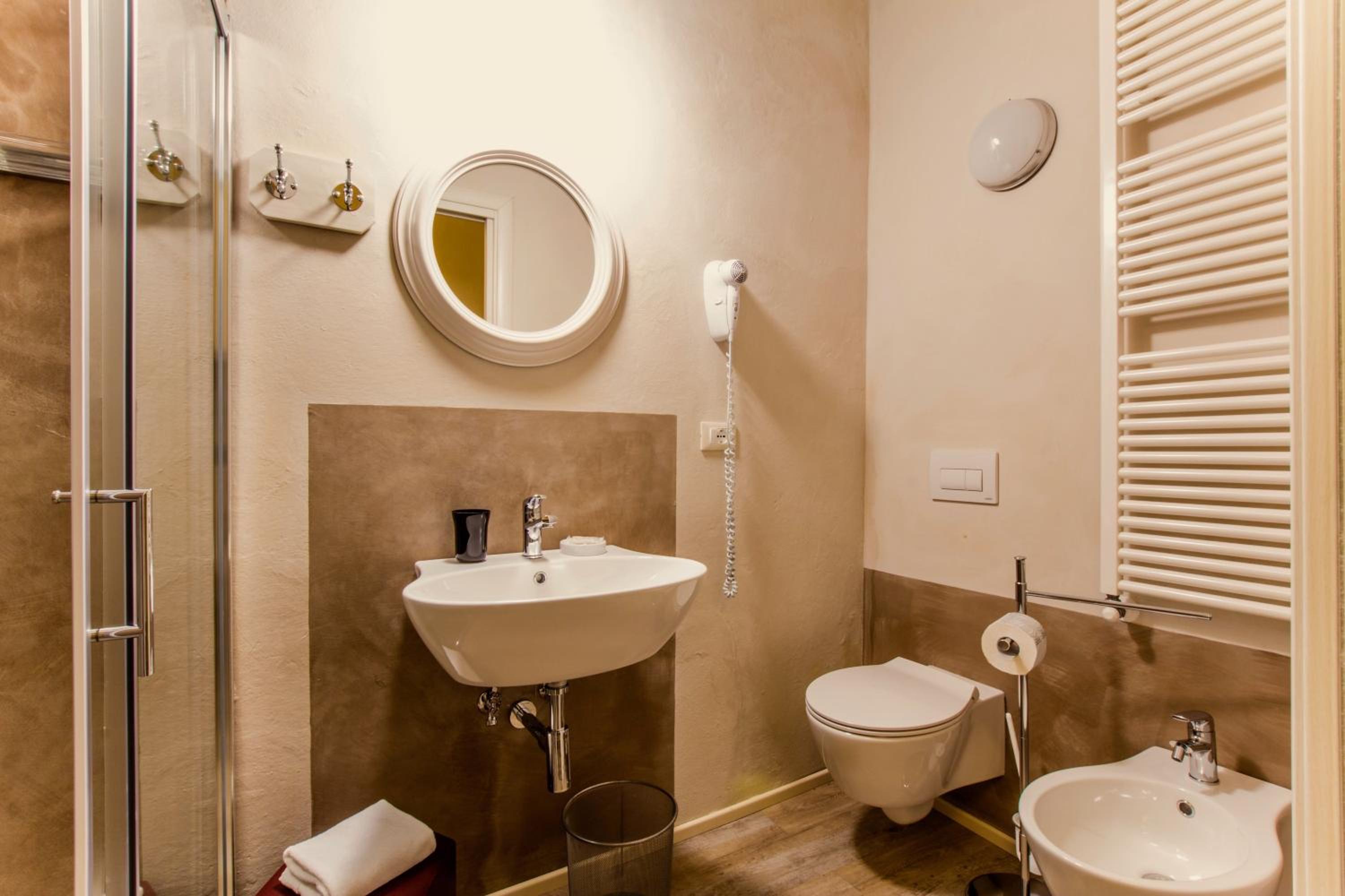 Double Room with Private Bathroom - Photo 4