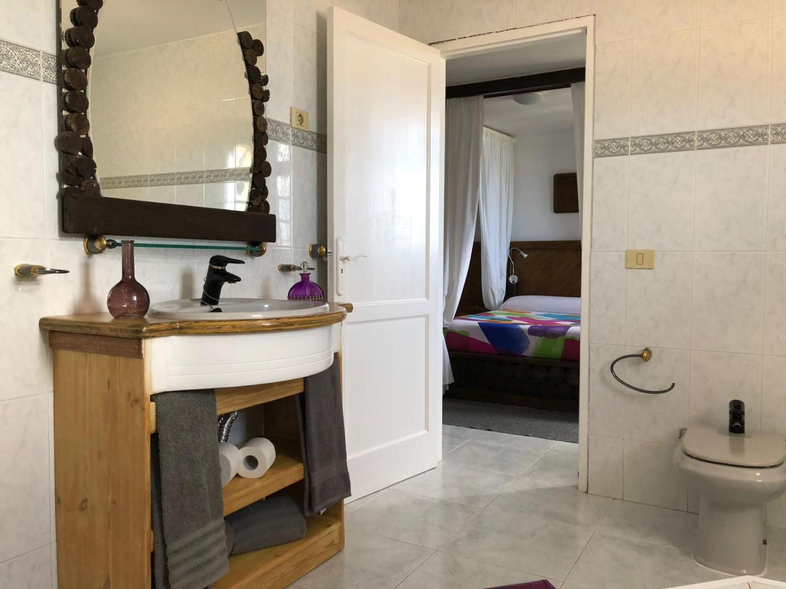 Double Room with Private Bathroom - Photo 7