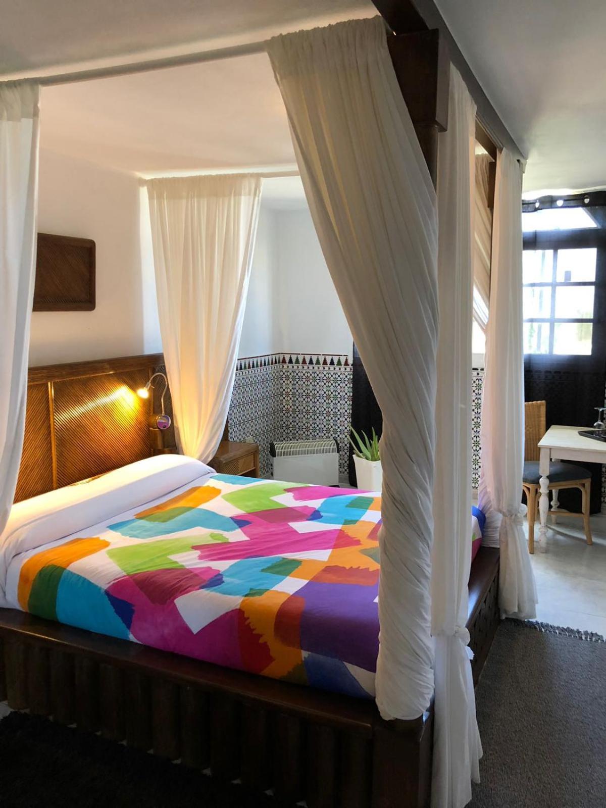Double Room with Private Bathroom - Photo 3