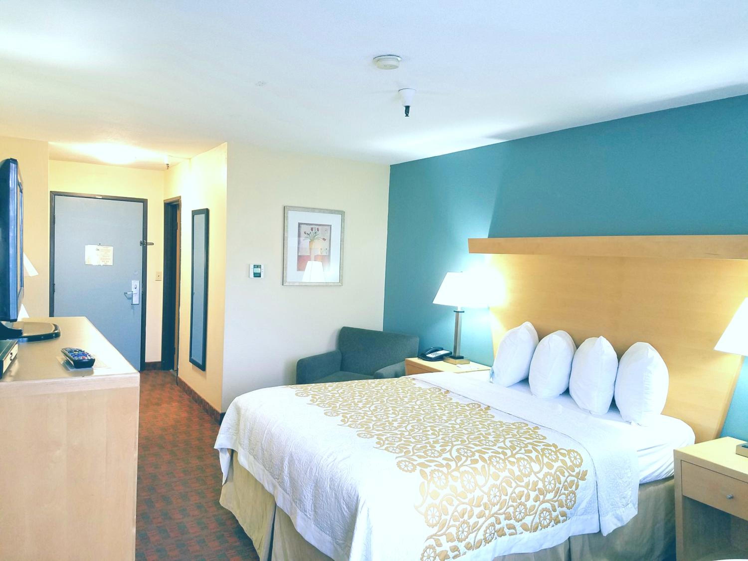 Queen Room - Non-Smoking - Photo 2