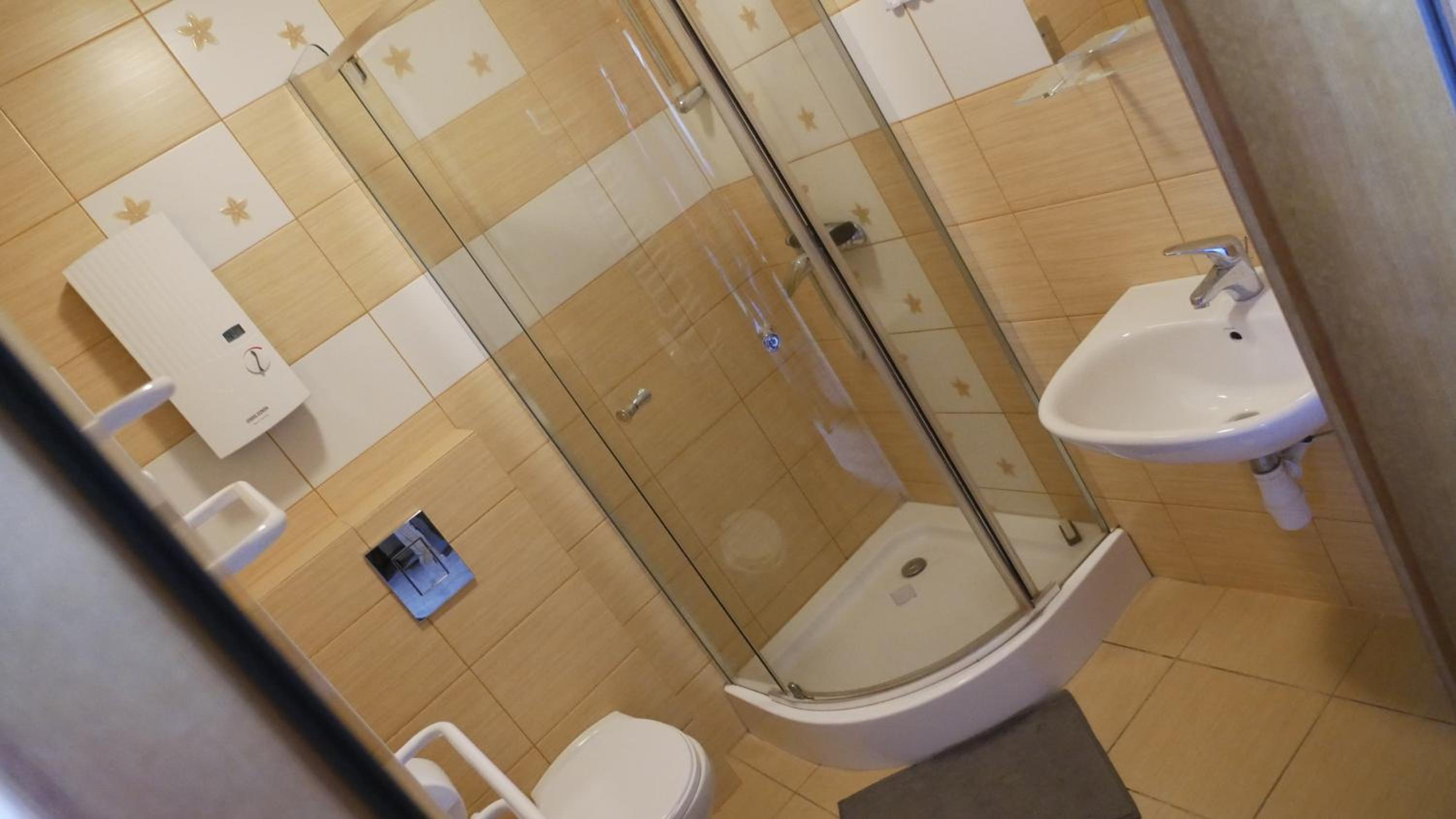 Quadruple Room with Private Bathroom - Photo 3