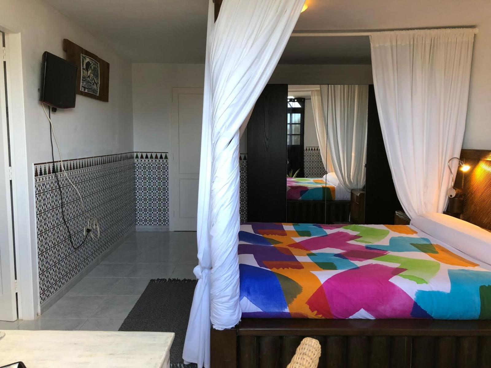 Double Room with Private Bathroom - Photo 12