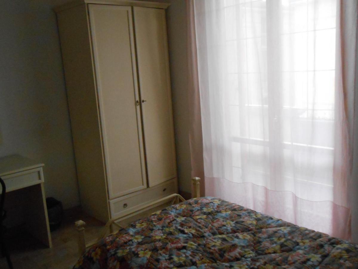 Single Room with Shared Bathroom photo 3