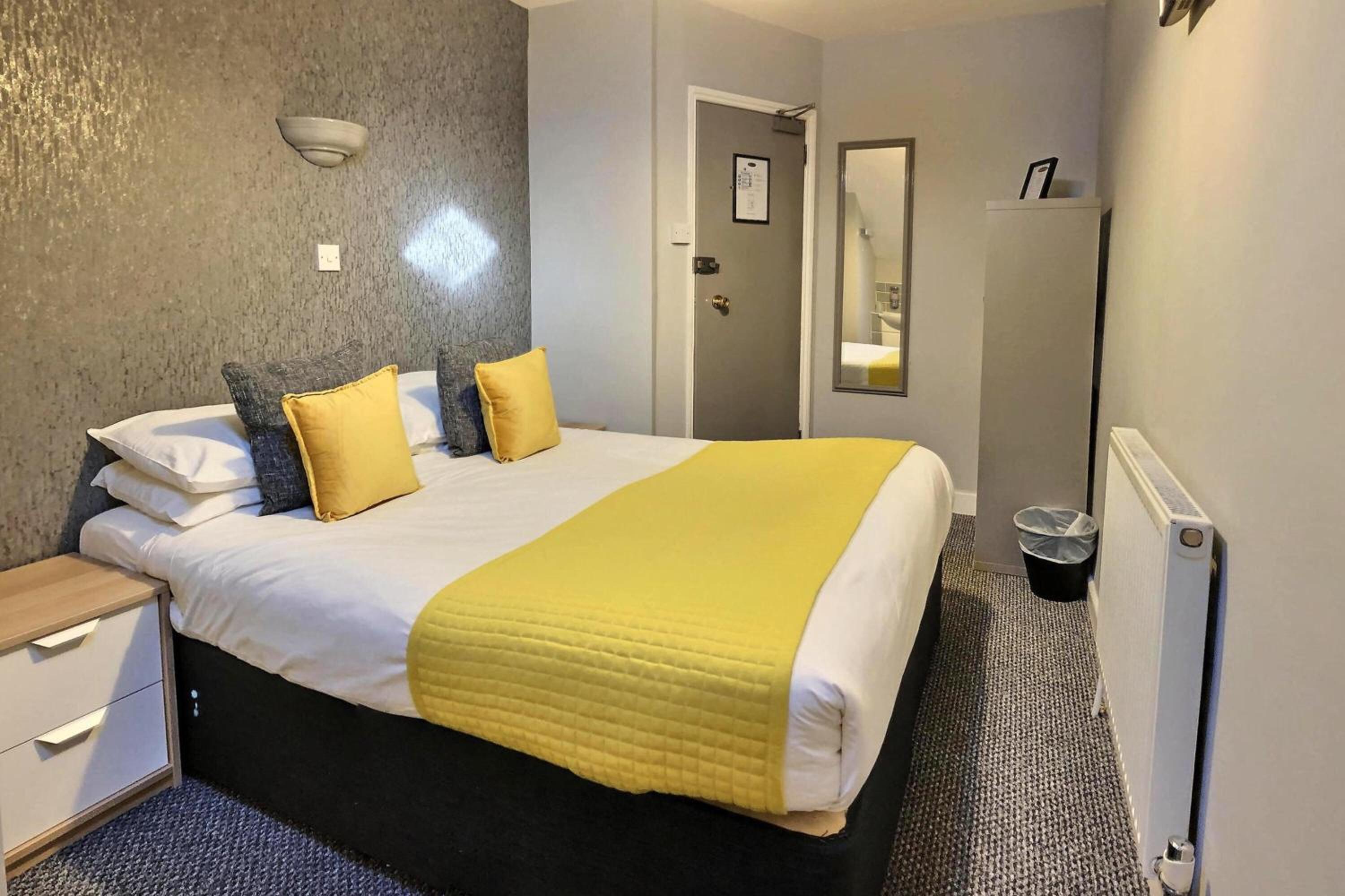 Twin Room With Private Bathroom photo 3